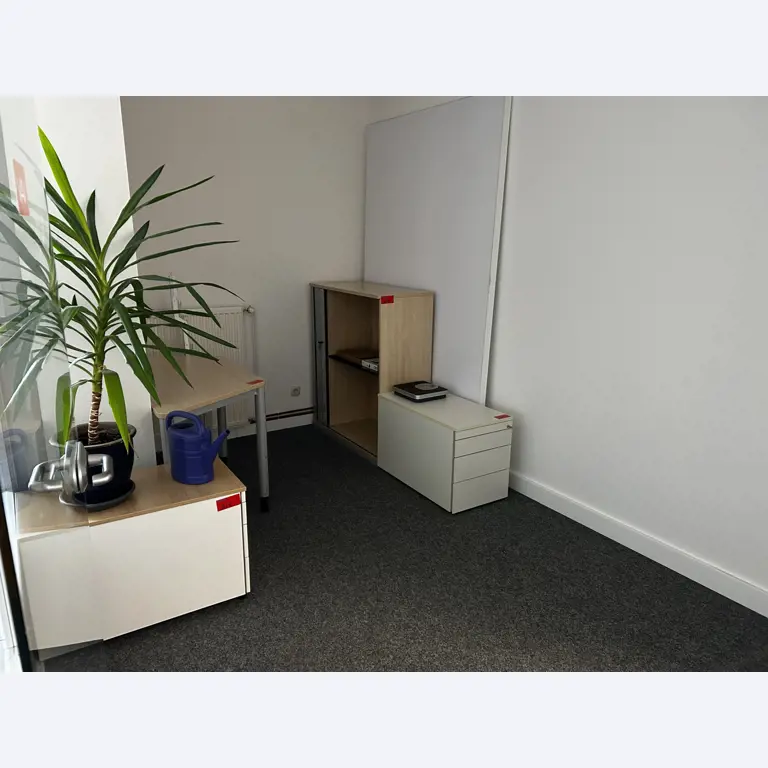 gepflegte, hochwertige Medientechnik sowie Büroausstattung-2