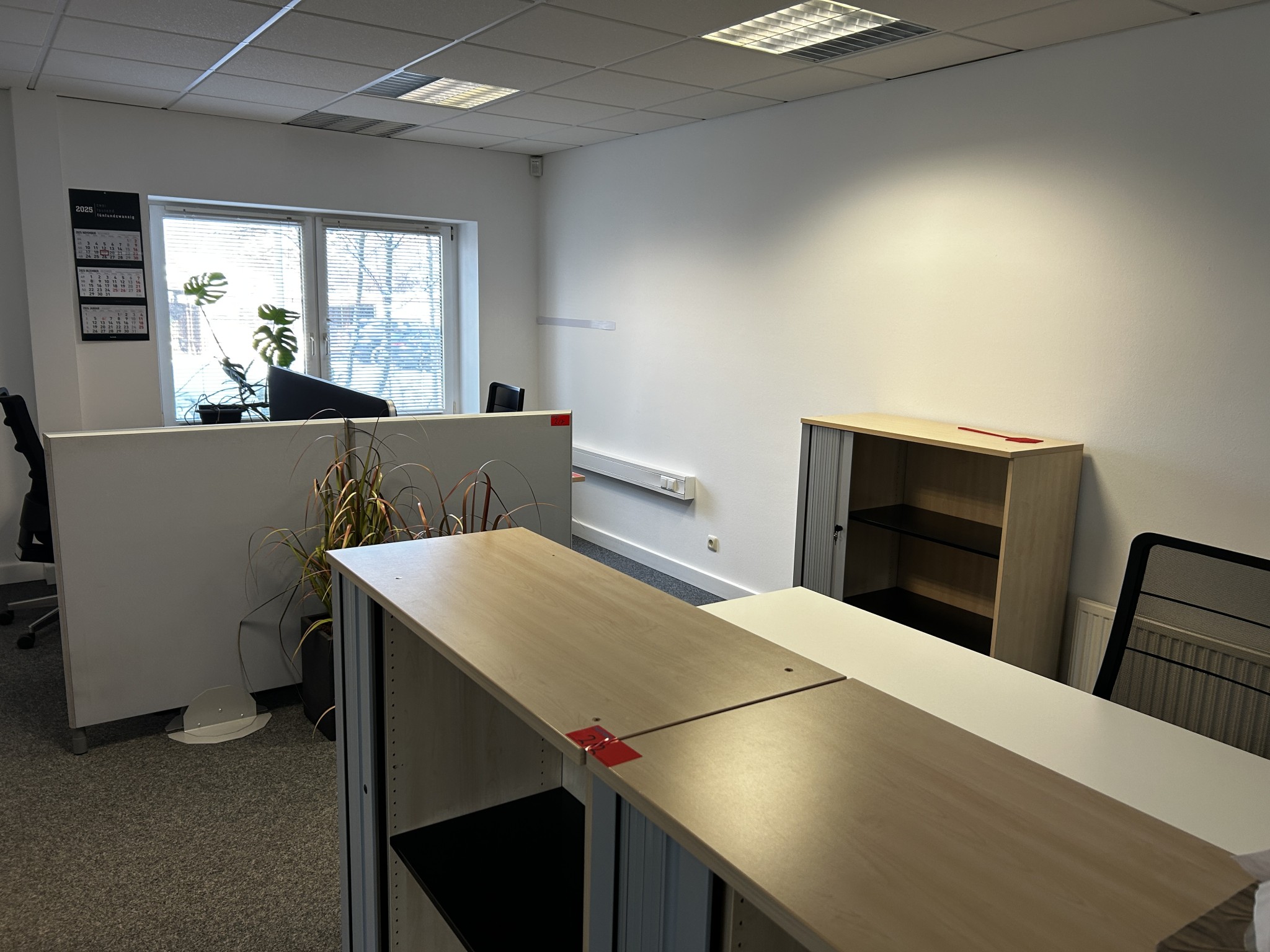 gepflegte, hochwertige Medientechnik sowie Büroausstattung-3