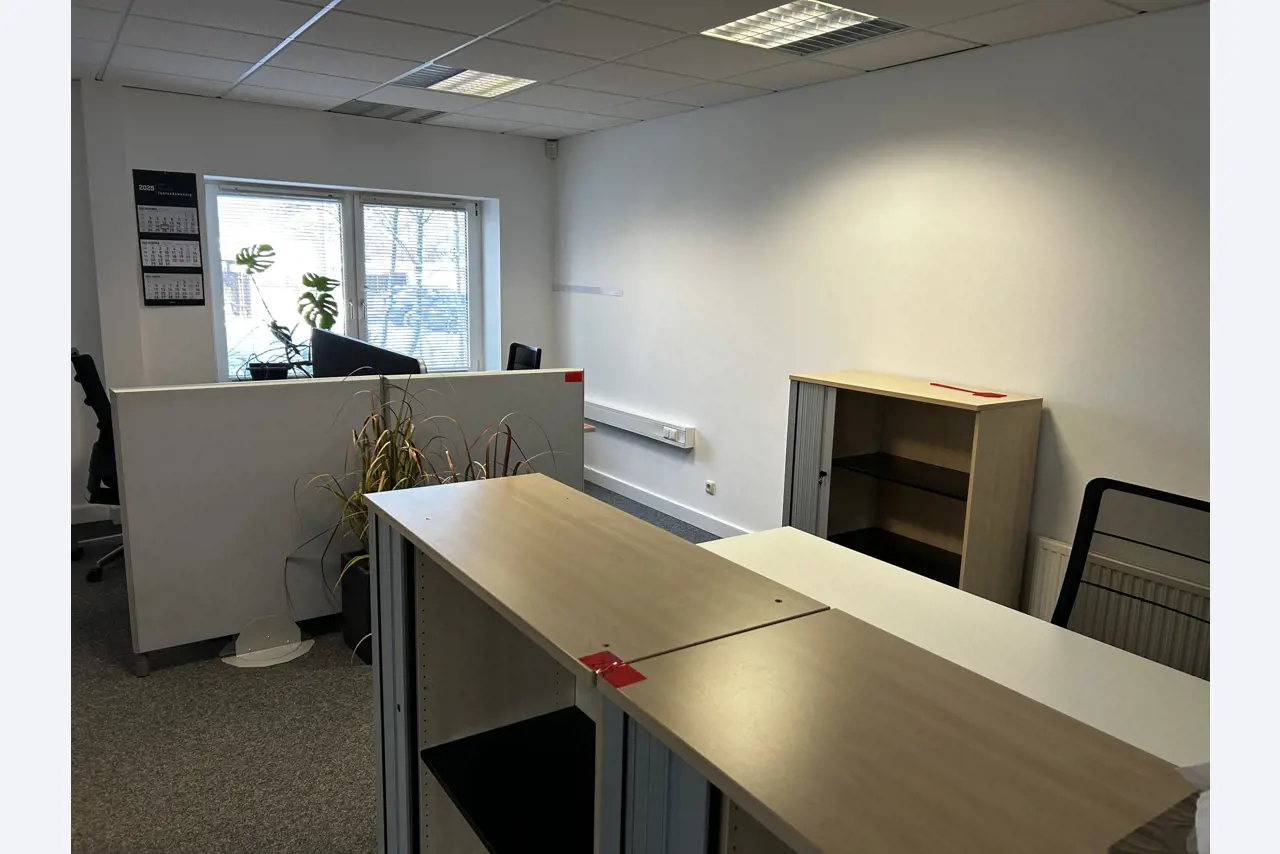 gepflegte, hochwertige Medientechnik sowie Büroausstattung-3