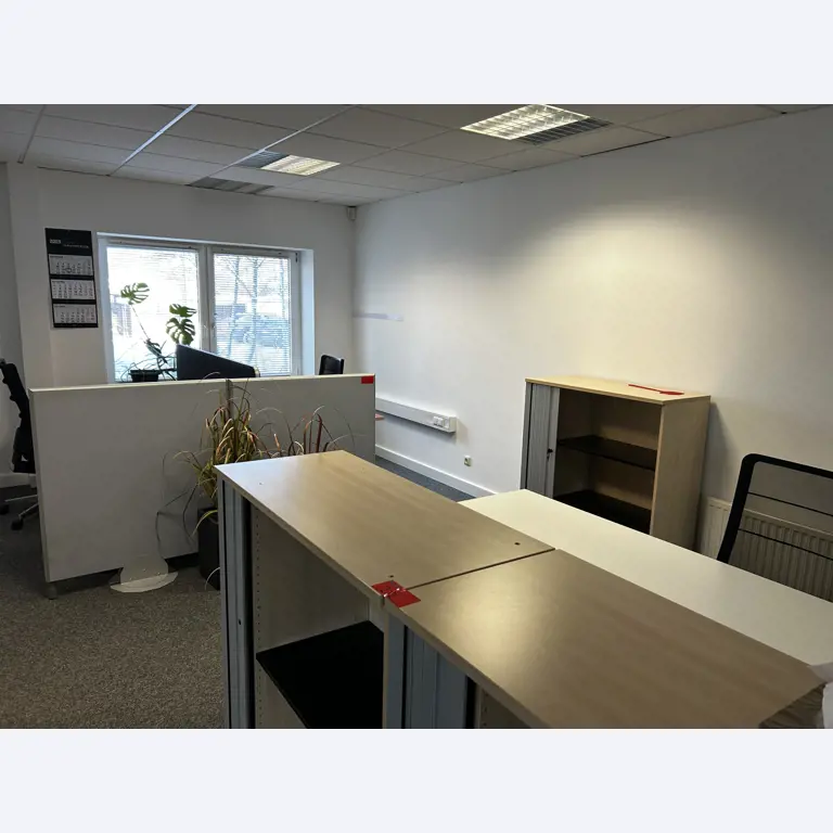 gepflegte, hochwertige Medientechnik sowie Büroausstattung-3