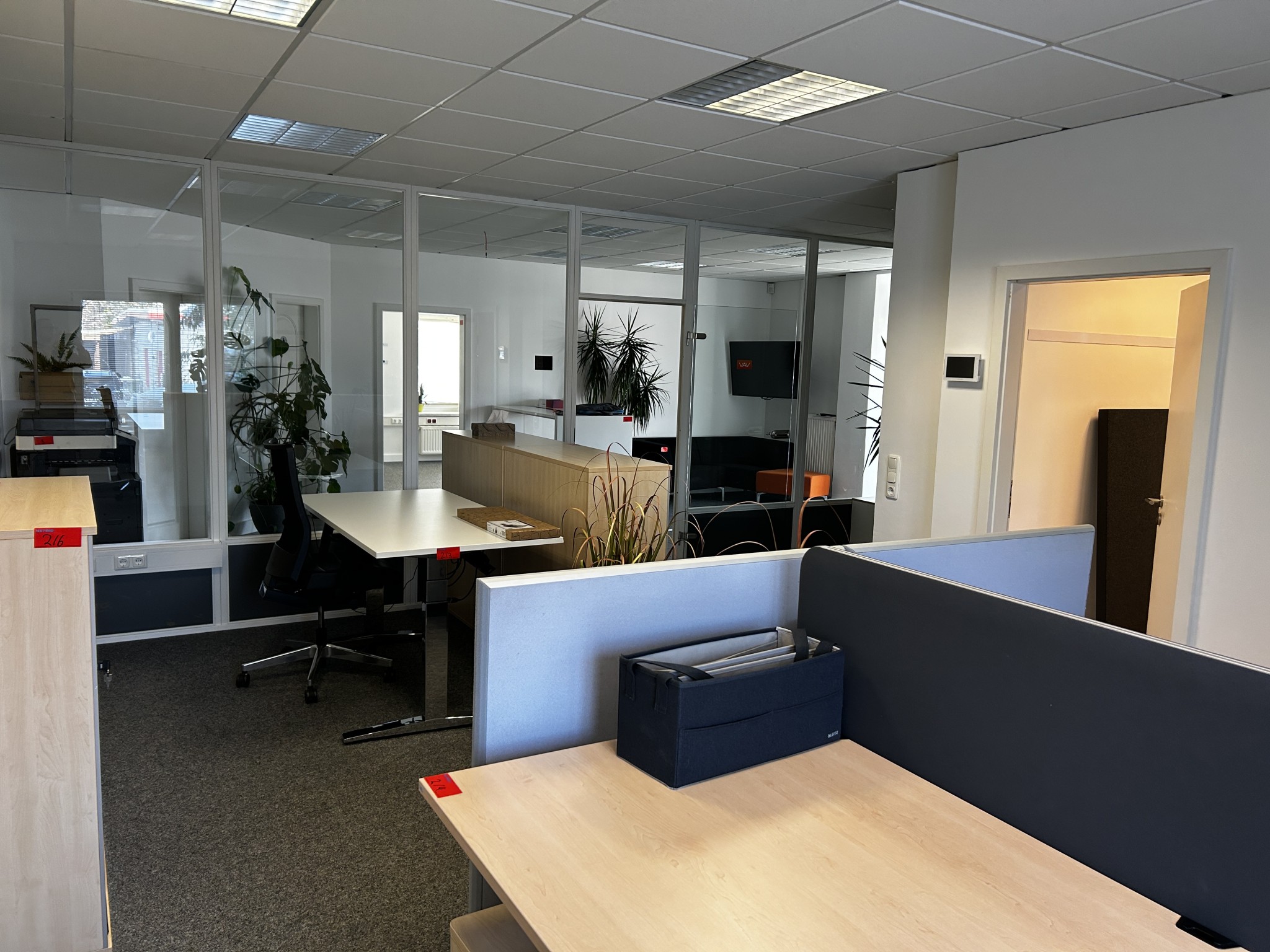 gepflegte, hochwertige Medientechnik sowie Büroausstattung-4