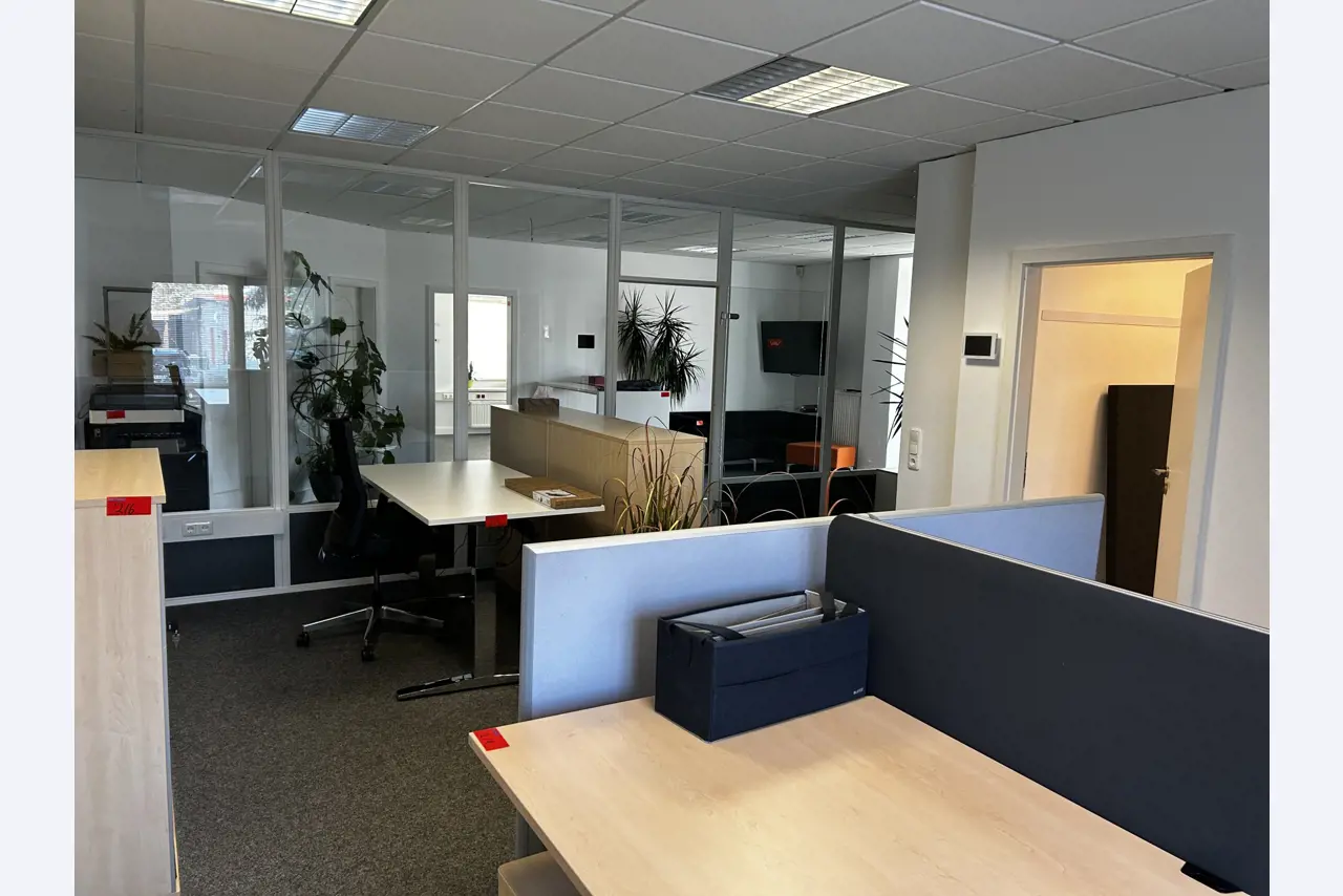 gepflegte, hochwertige Medientechnik sowie Büroausstattung-4