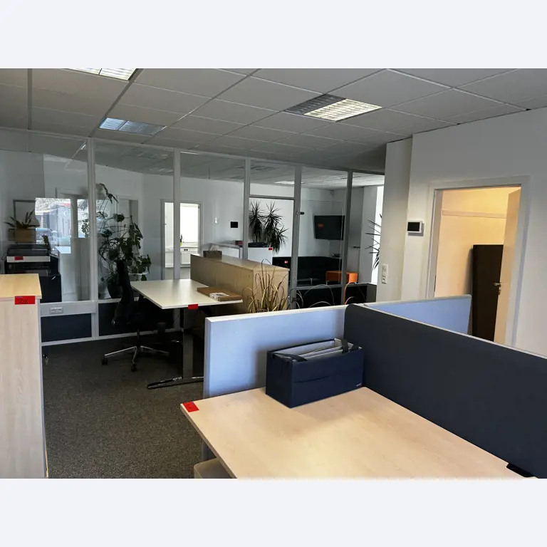 gepflegte, hochwertige Medientechnik sowie Büroausstattung-4