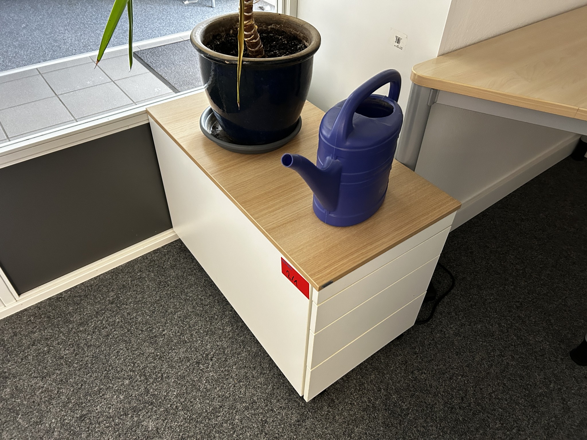 gepflegte, hochwertige Medientechnik sowie Büroausstattung-5