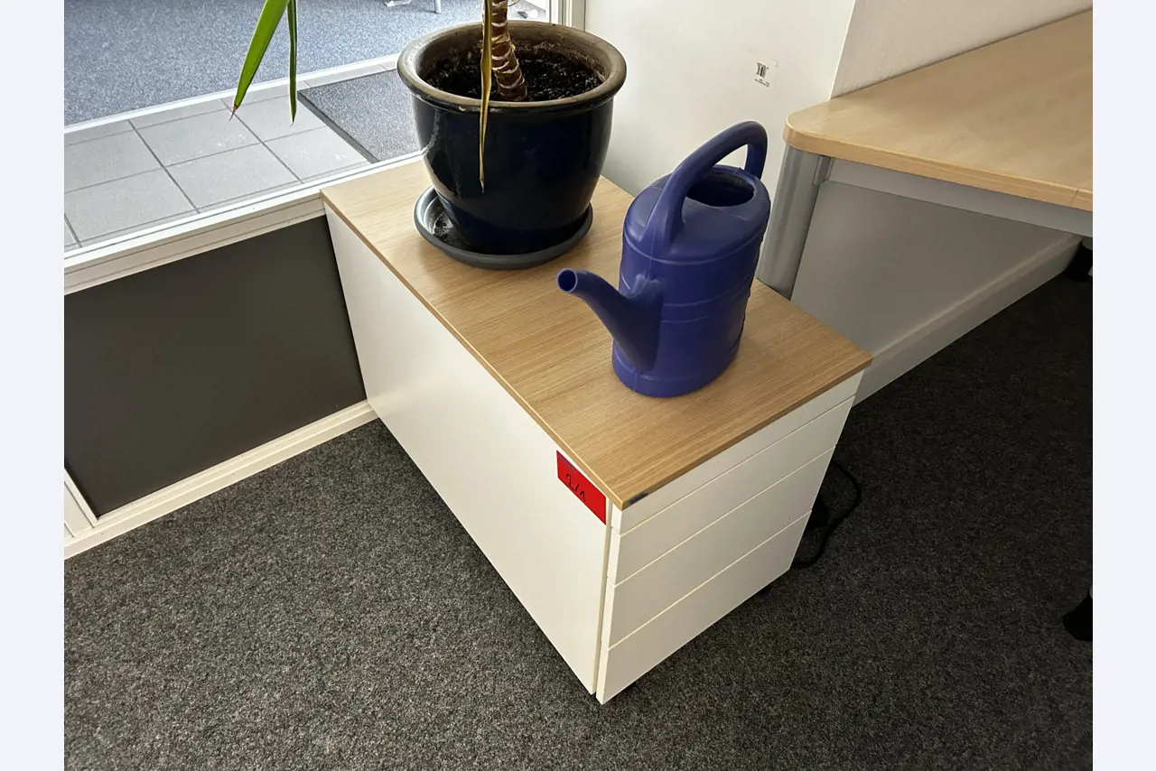 gepflegte, hochwertige Medientechnik sowie Büroausstattung-5