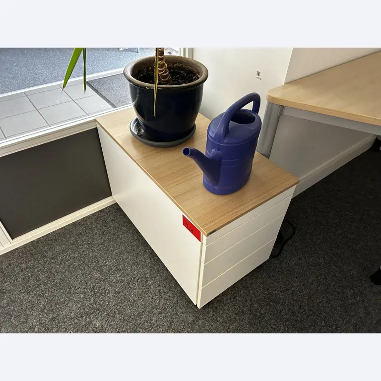 gepflegte, hochwertige Medientechnik sowie Büroausstattung-5