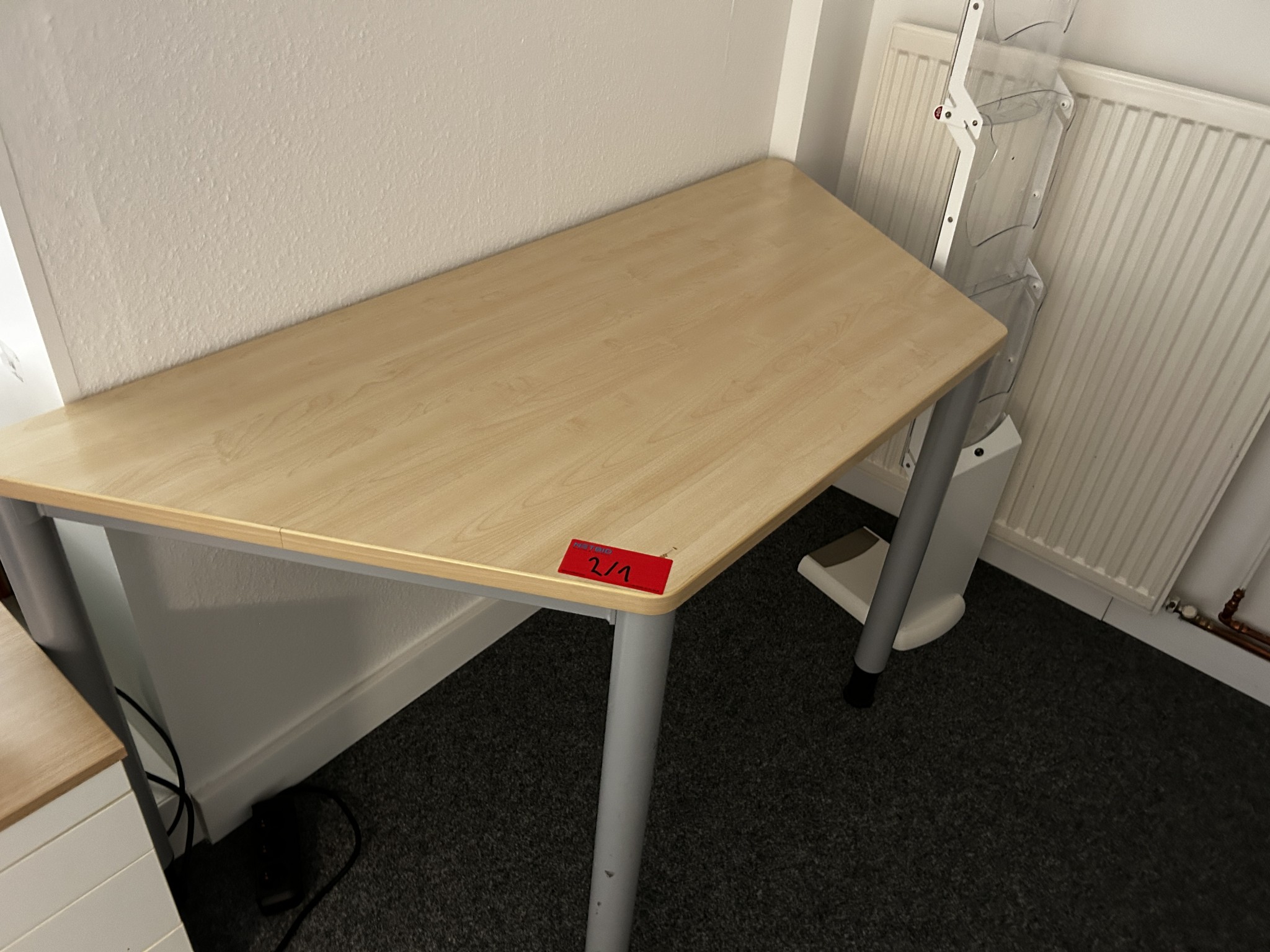 gepflegte, hochwertige Medientechnik sowie Büroausstattung-6