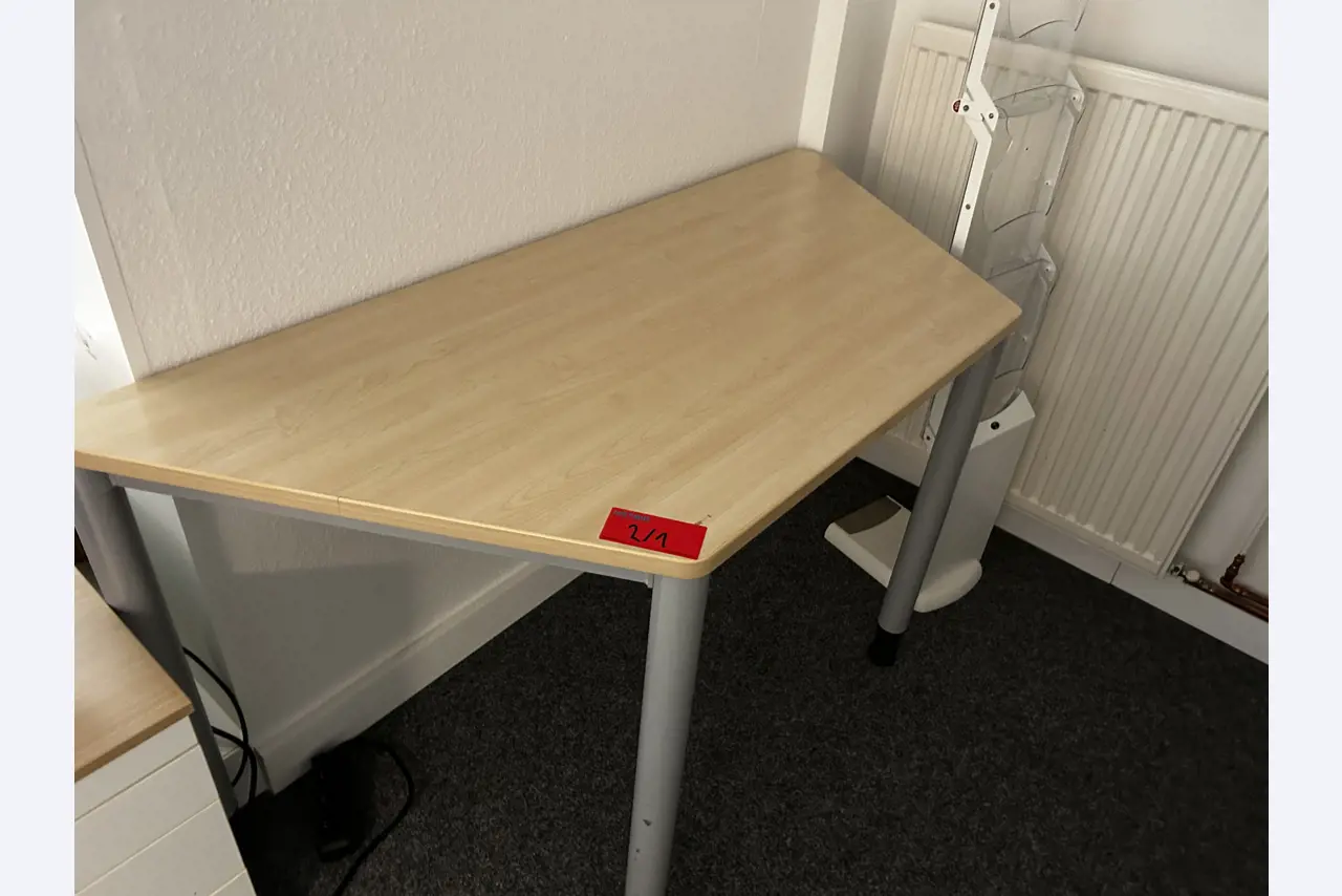 gepflegte, hochwertige Medientechnik sowie Büroausstattung-6