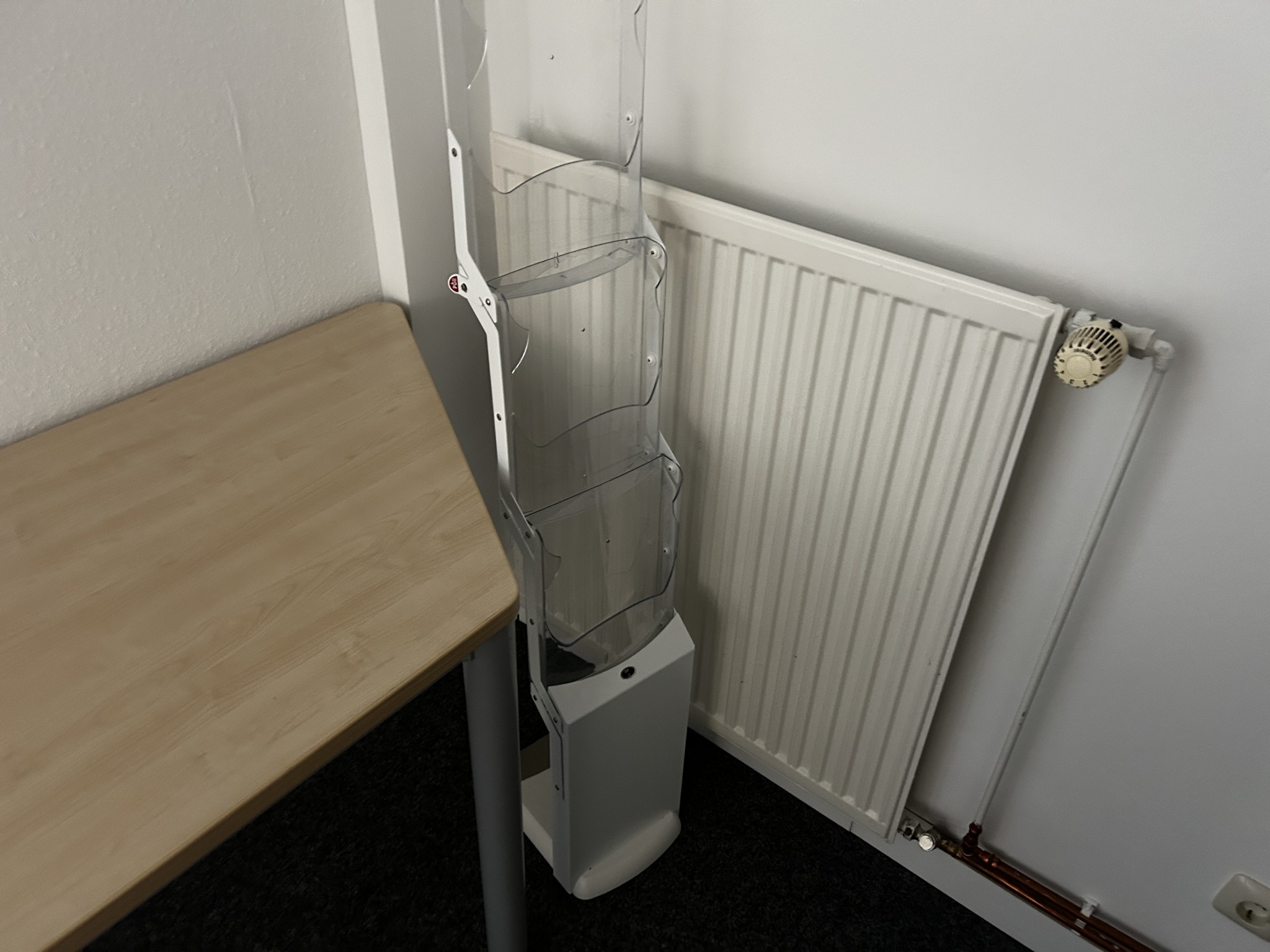 gepflegte, hochwertige Medientechnik sowie Büroausstattung-7