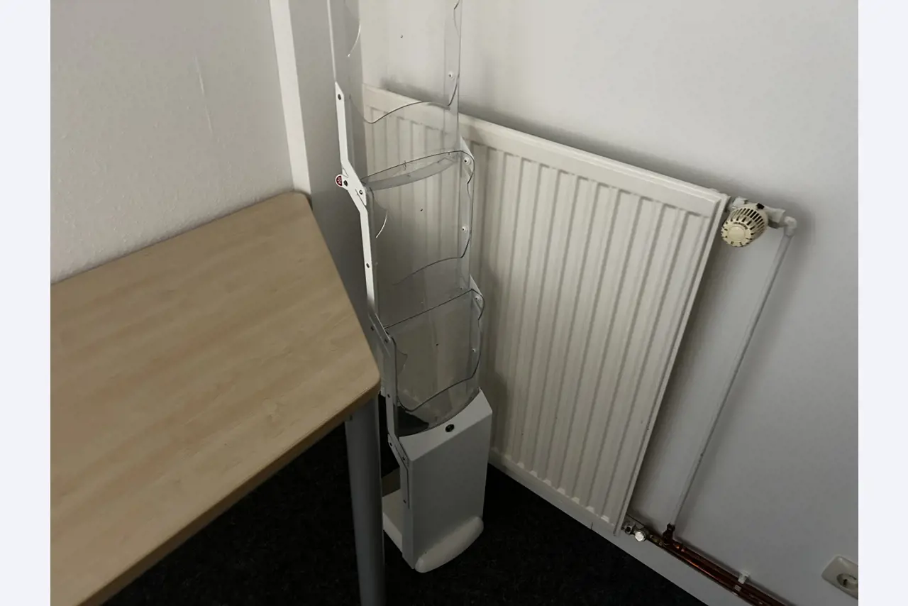 gepflegte, hochwertige Medientechnik sowie Büroausstattung-7