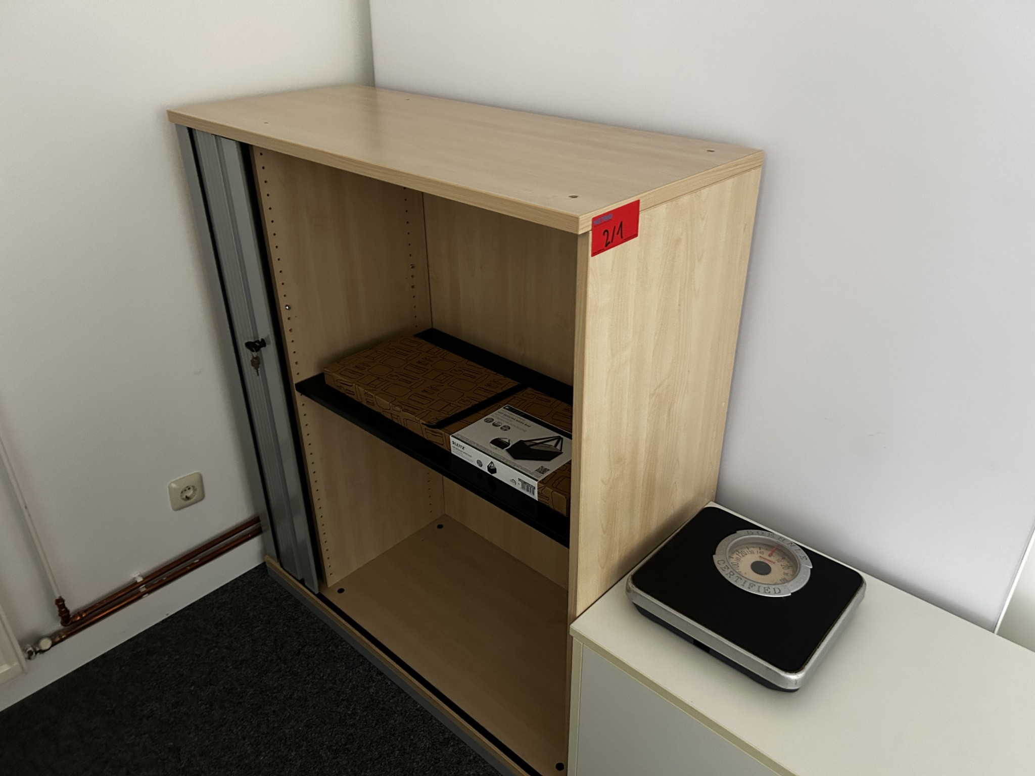 gepflegte, hochwertige Medientechnik sowie Büroausstattung-8