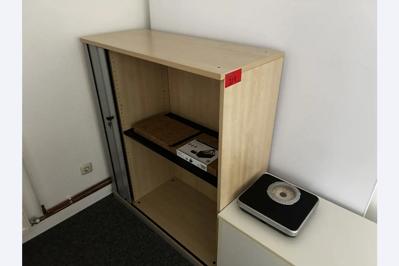 gepflegte, hochwertige Medientechnik sowie Büroausstattung-8