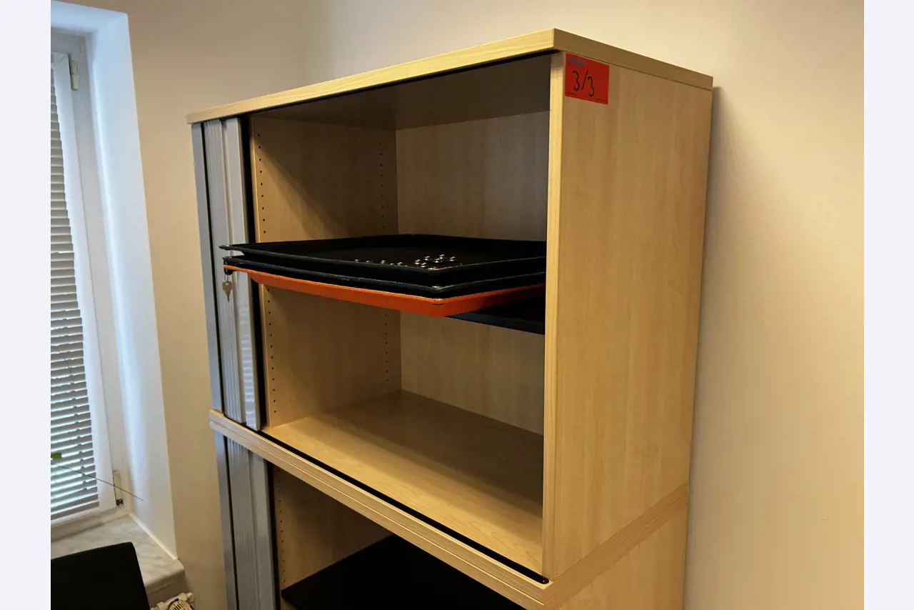 gepflegte, hochwertige Medientechnik sowie Büroausstattung-10