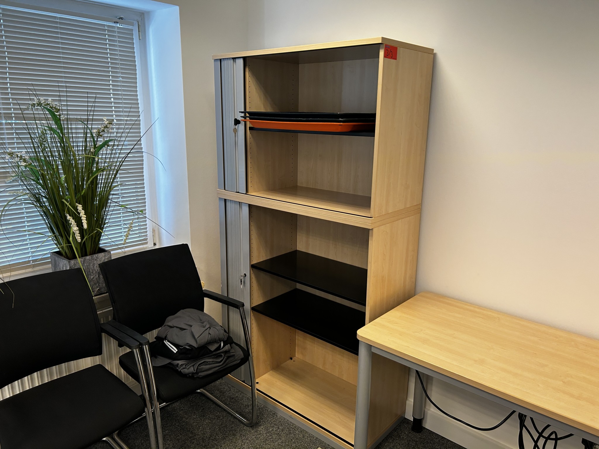 gepflegte, hochwertige Medientechnik sowie Büroausstattung-11