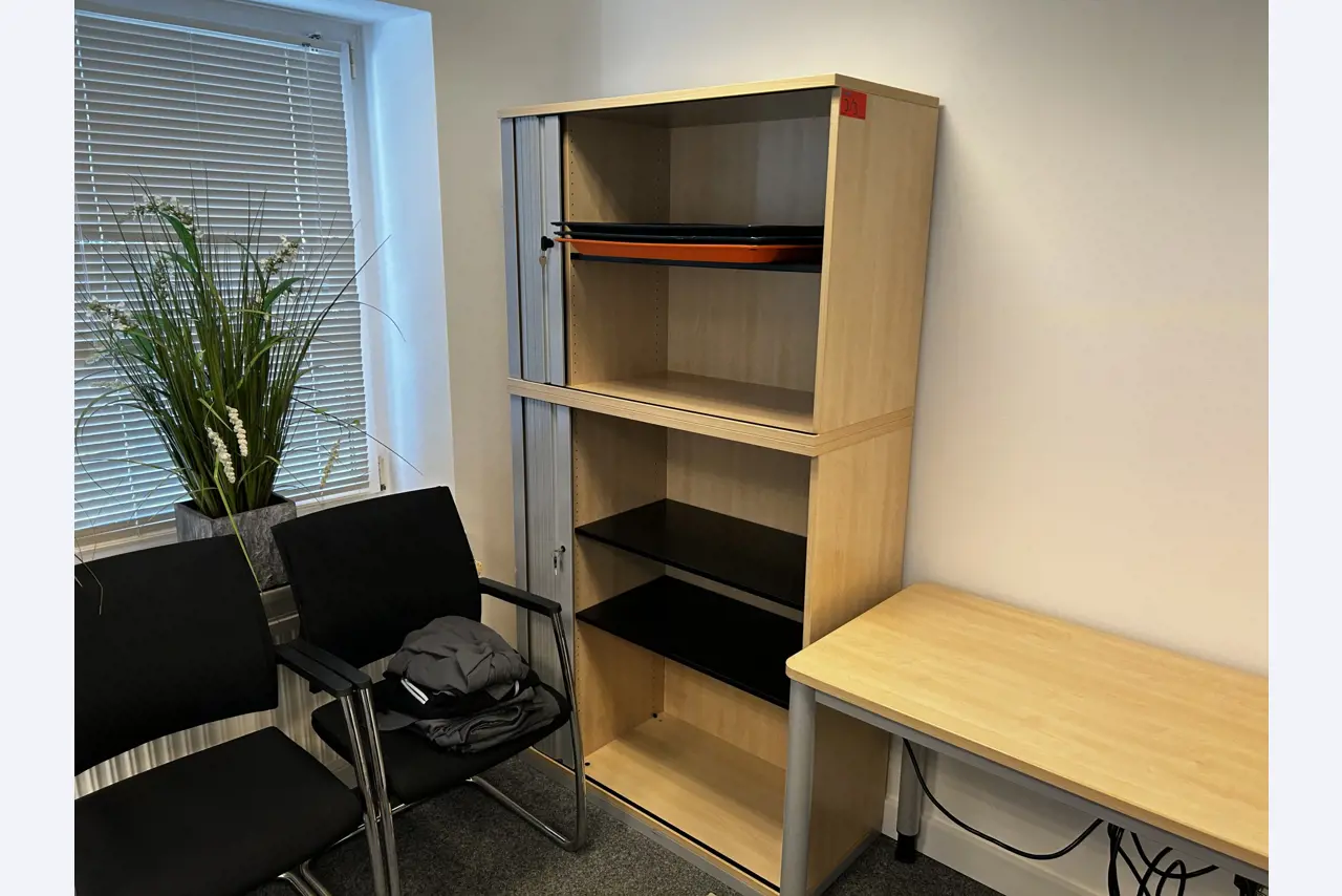 gepflegte, hochwertige Medientechnik sowie Büroausstattung-11