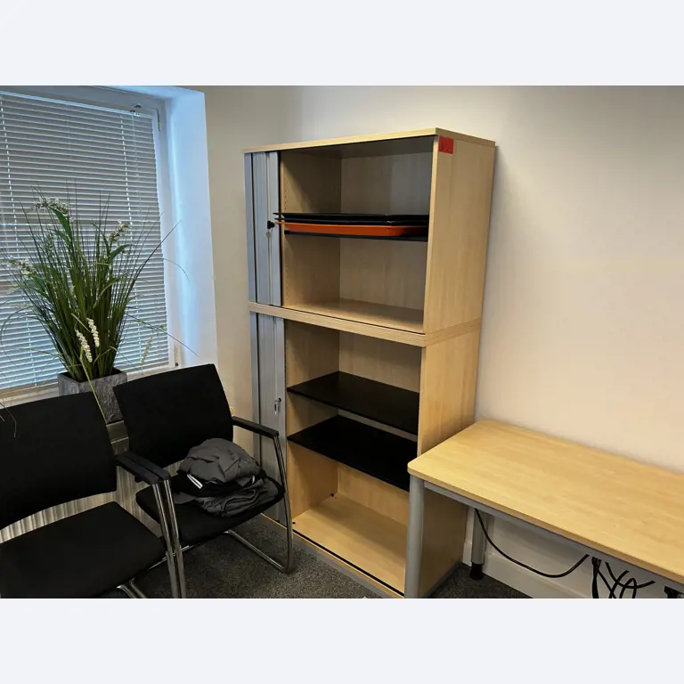 gepflegte, hochwertige Medientechnik sowie Büroausstattung-11