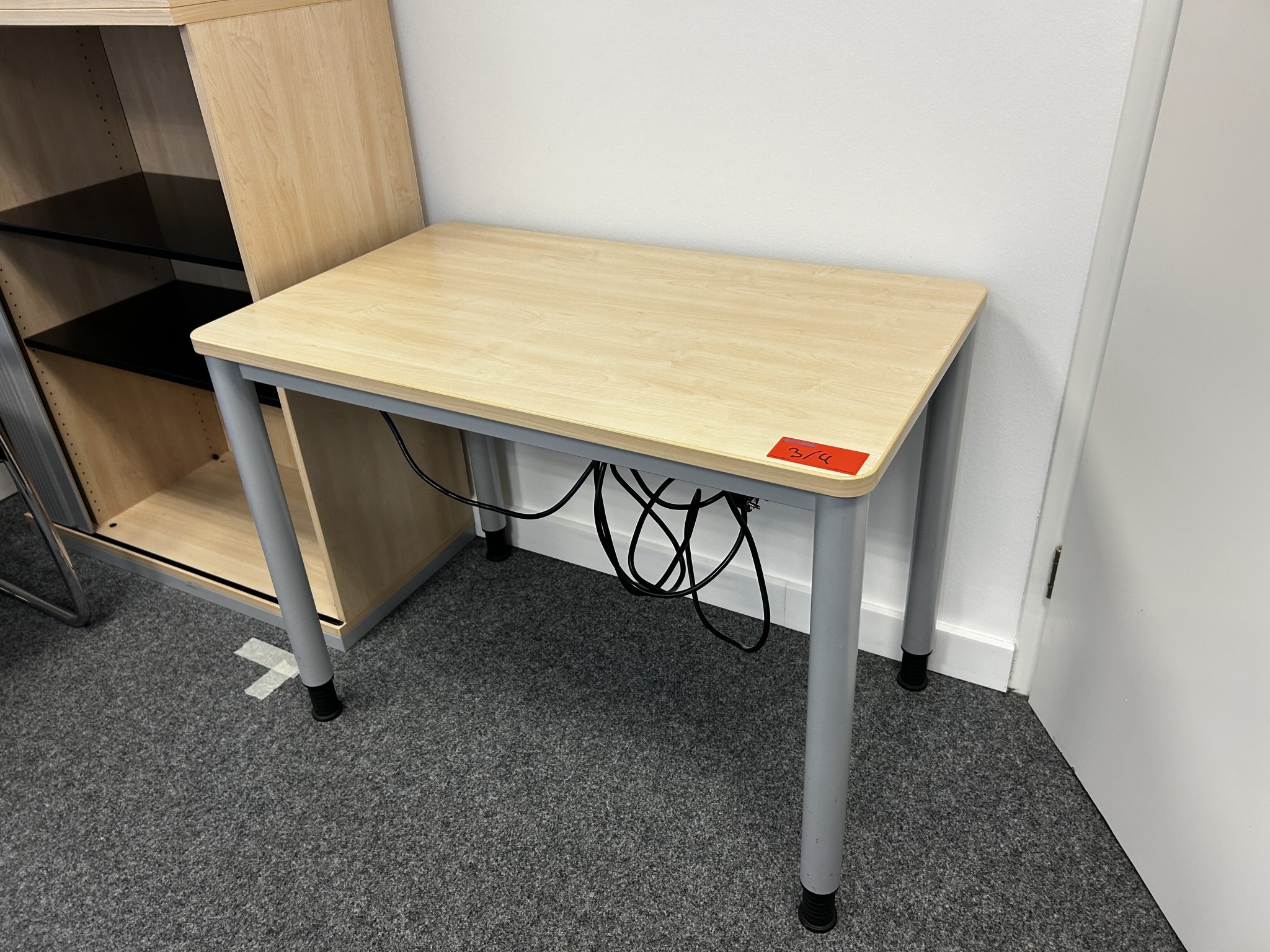 gepflegte, hochwertige Medientechnik sowie Büroausstattung-12