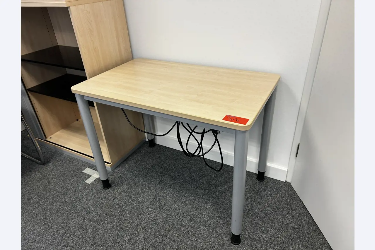 gepflegte, hochwertige Medientechnik sowie Büroausstattung-12