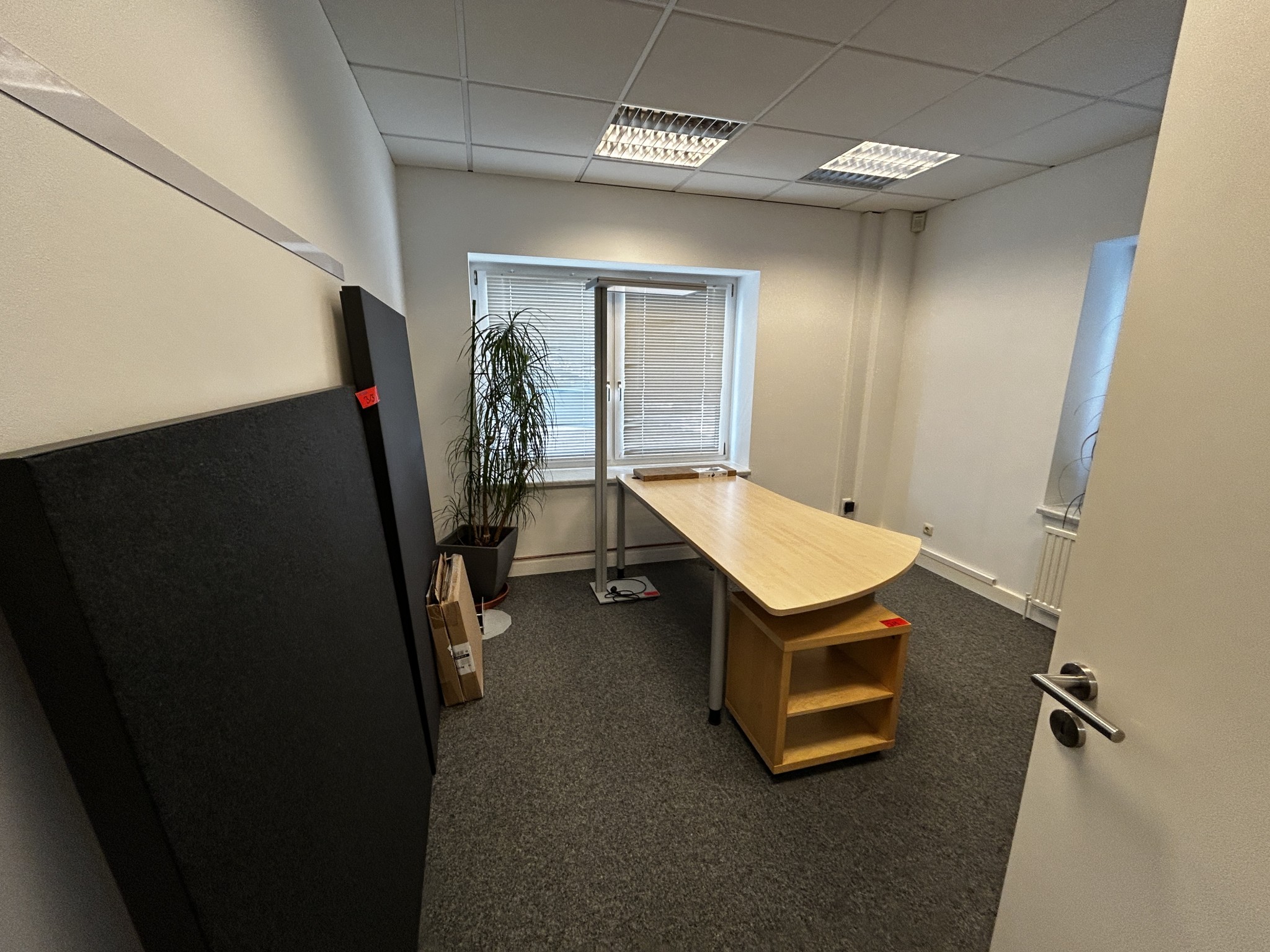 gepflegte, hochwertige Medientechnik sowie Büroausstattung-1