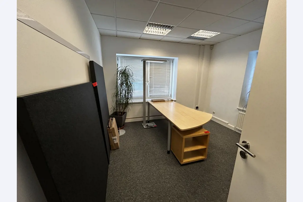 gepflegte, hochwertige Medientechnik sowie Büroausstattung-1