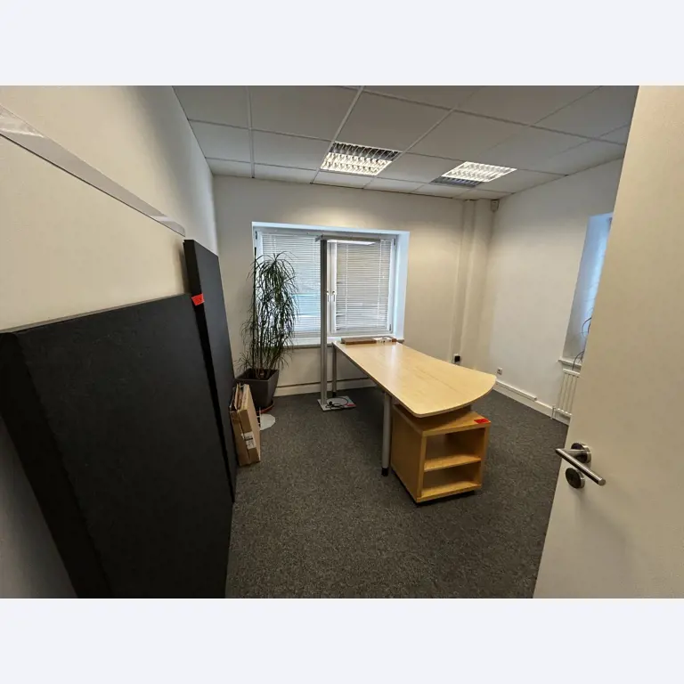 gepflegte, hochwertige Medientechnik sowie Büroausstattung-1