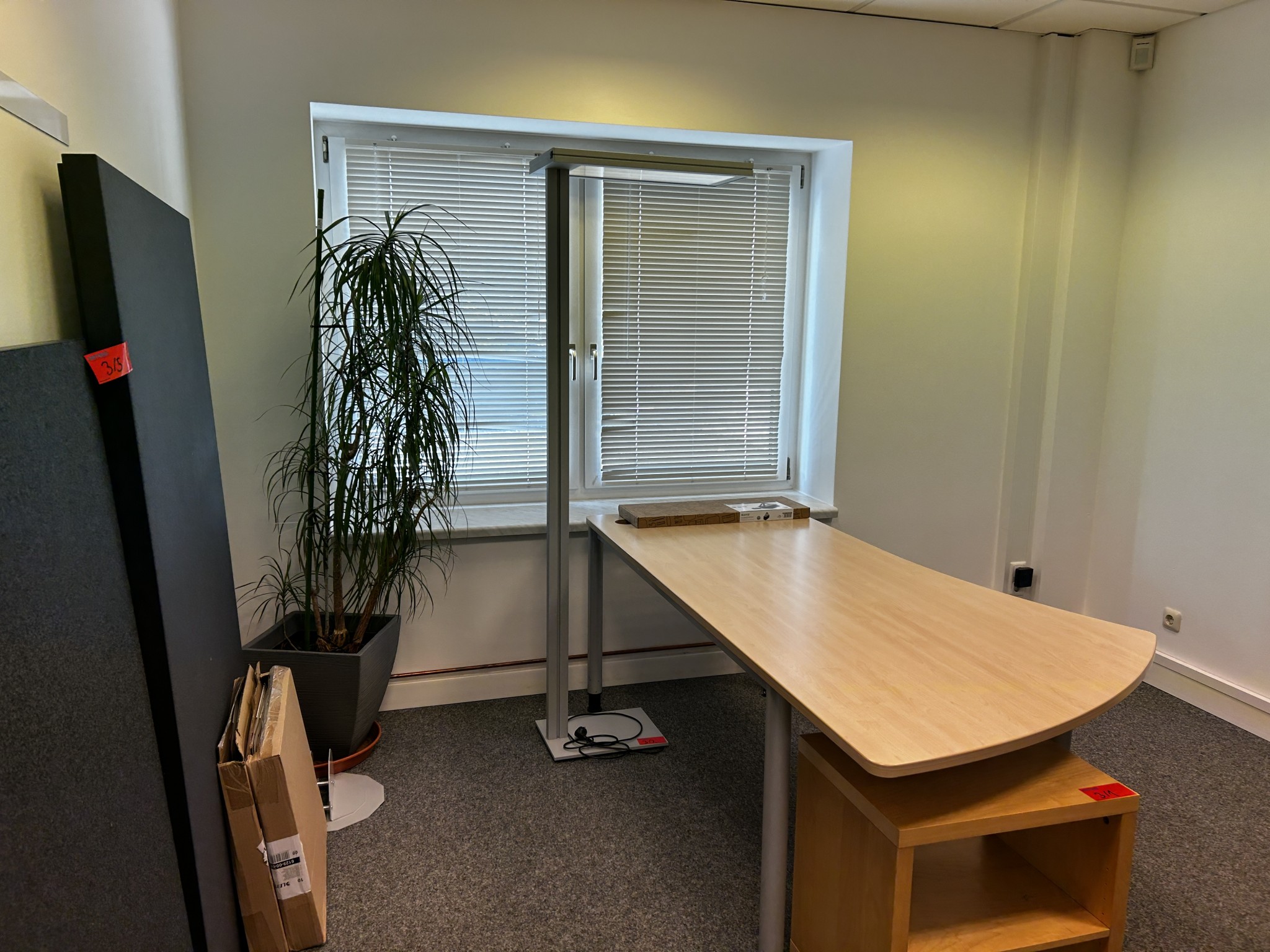 gepflegte, hochwertige Medientechnik sowie Büroausstattung-2