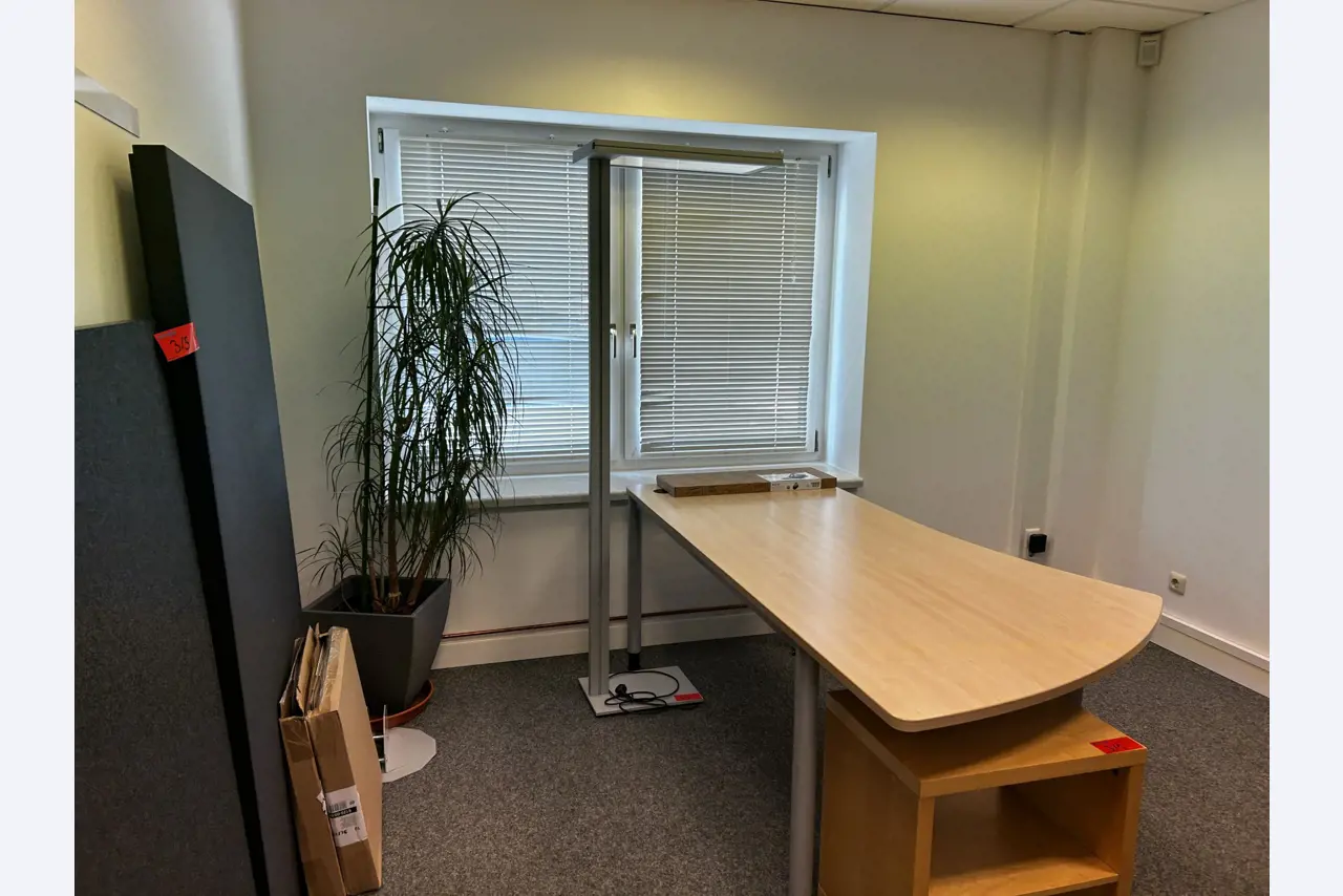 gepflegte, hochwertige Medientechnik sowie Büroausstattung-2