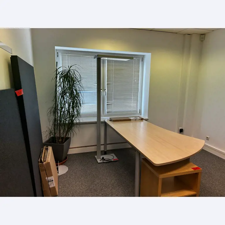 gepflegte, hochwertige Medientechnik sowie Büroausstattung-2