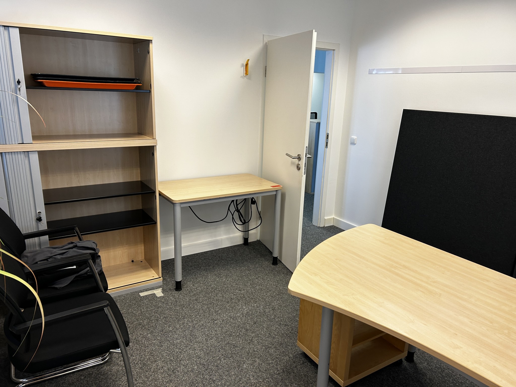 gepflegte, hochwertige Medientechnik sowie Büroausstattung-3