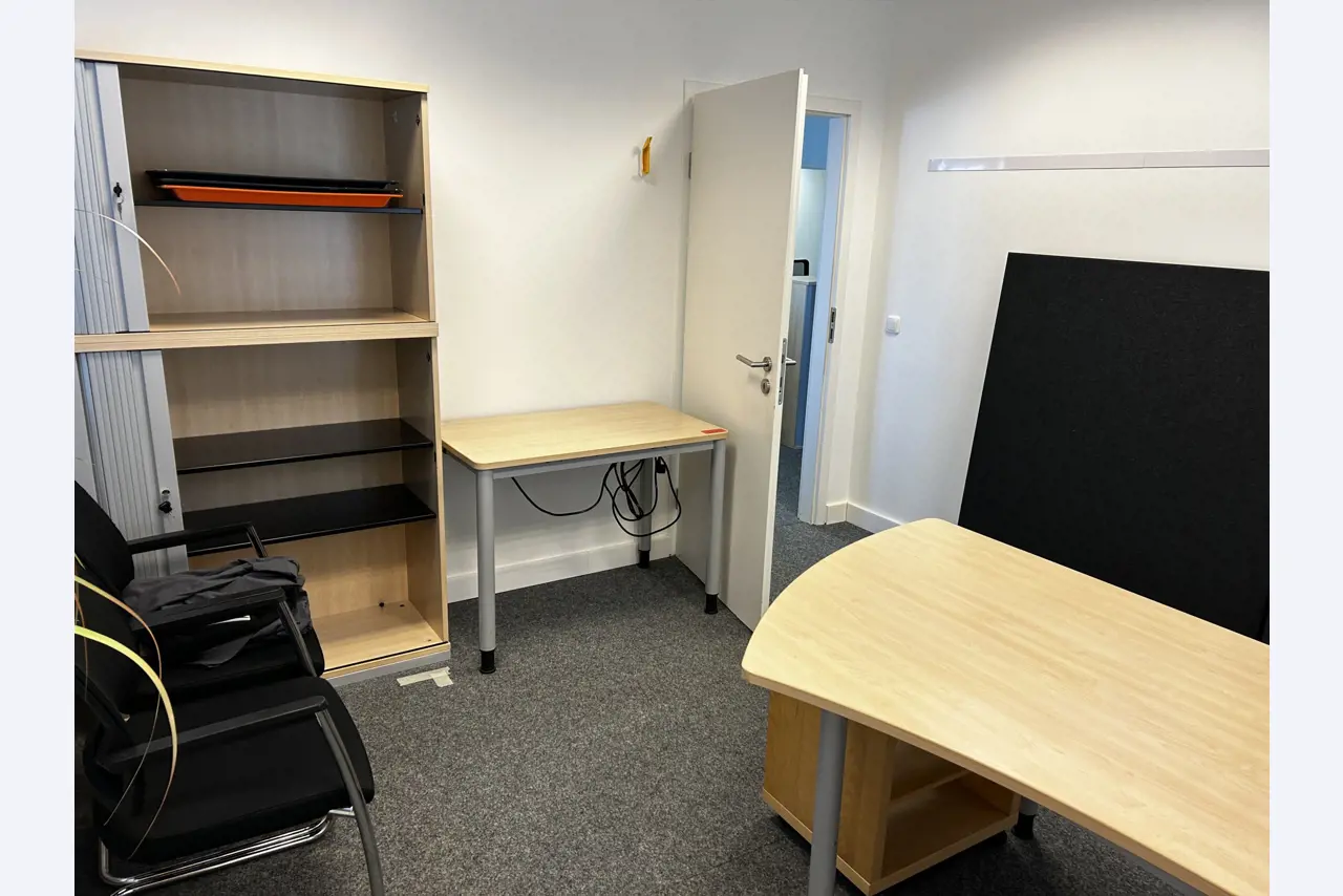 gepflegte, hochwertige Medientechnik sowie Büroausstattung-3