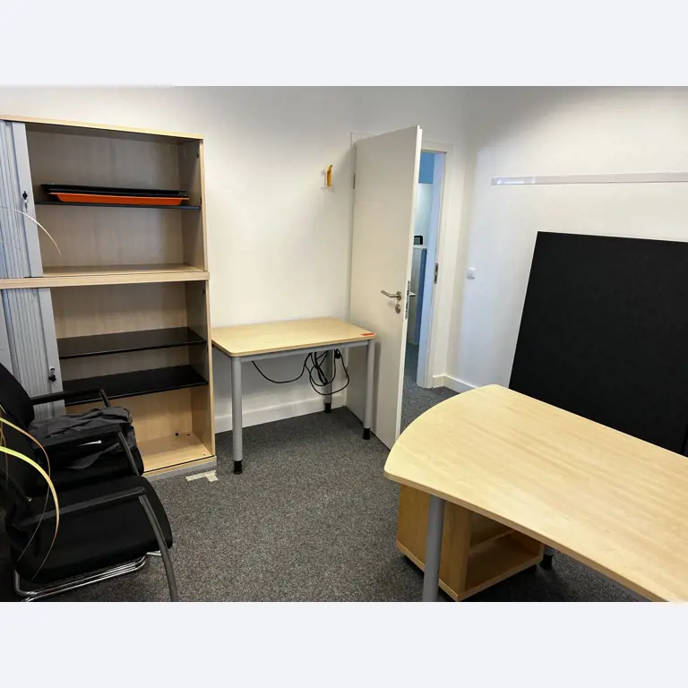 gepflegte, hochwertige Medientechnik sowie Büroausstattung-3