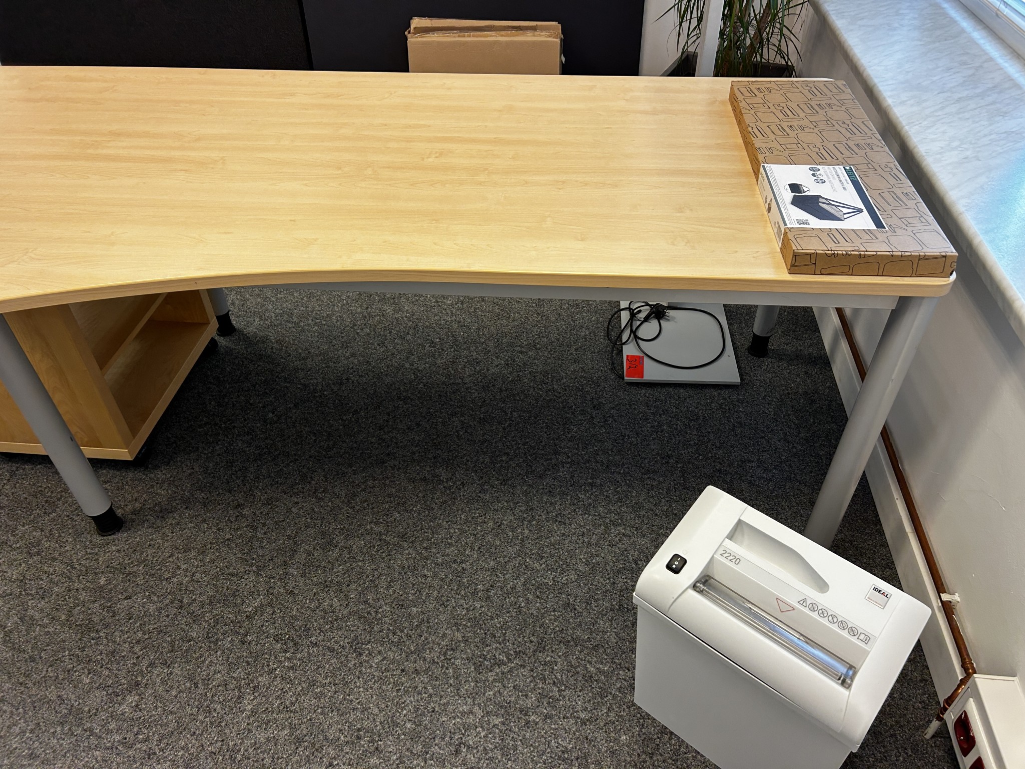 gepflegte, hochwertige Medientechnik sowie Büroausstattung-4