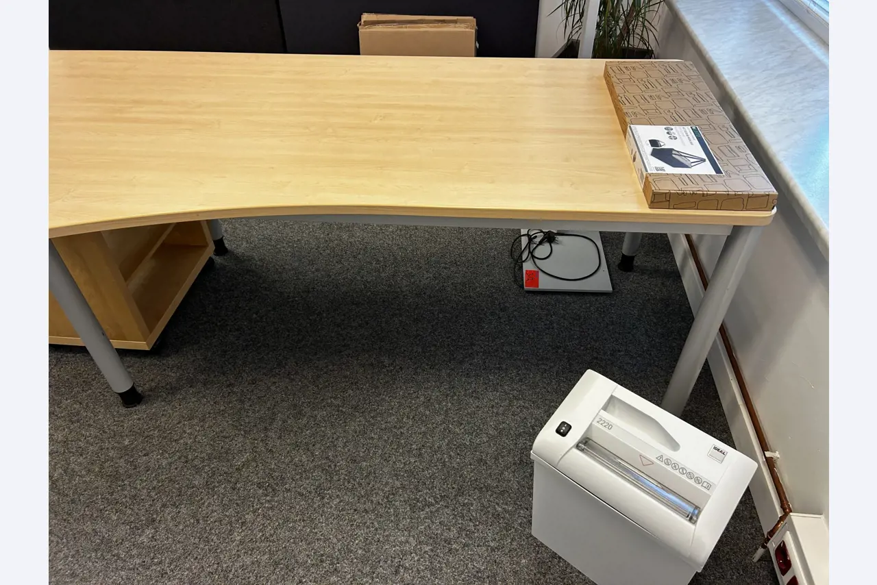 gepflegte, hochwertige Medientechnik sowie Büroausstattung-4