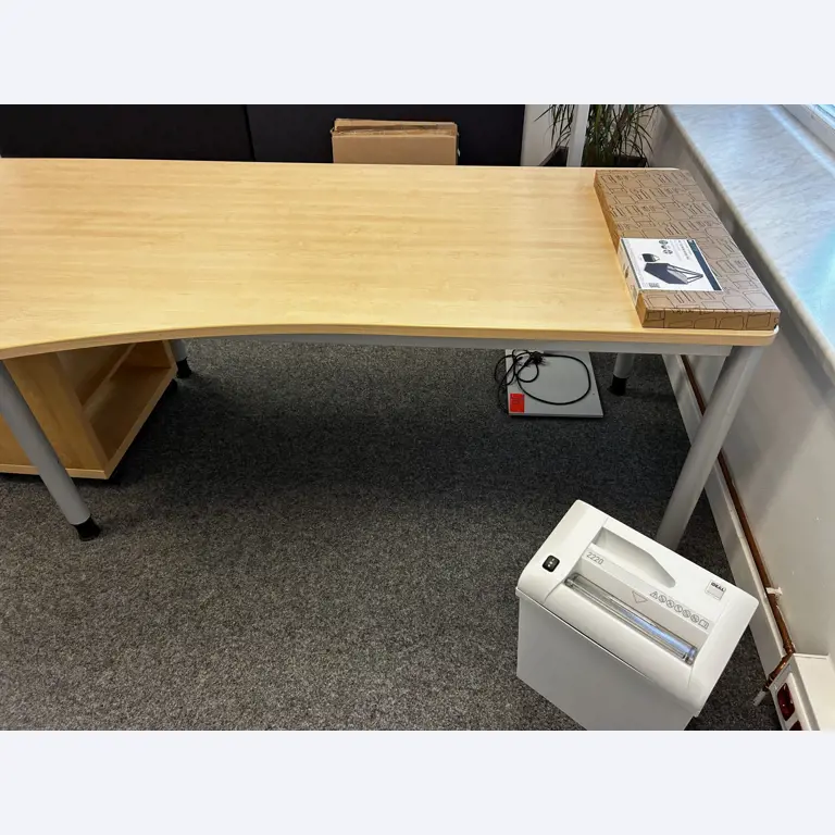 gepflegte, hochwertige Medientechnik sowie Büroausstattung-4