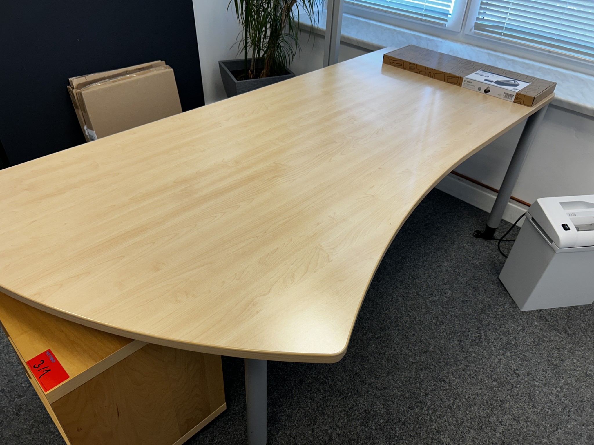 gepflegte, hochwertige Medientechnik sowie Büroausstattung-6