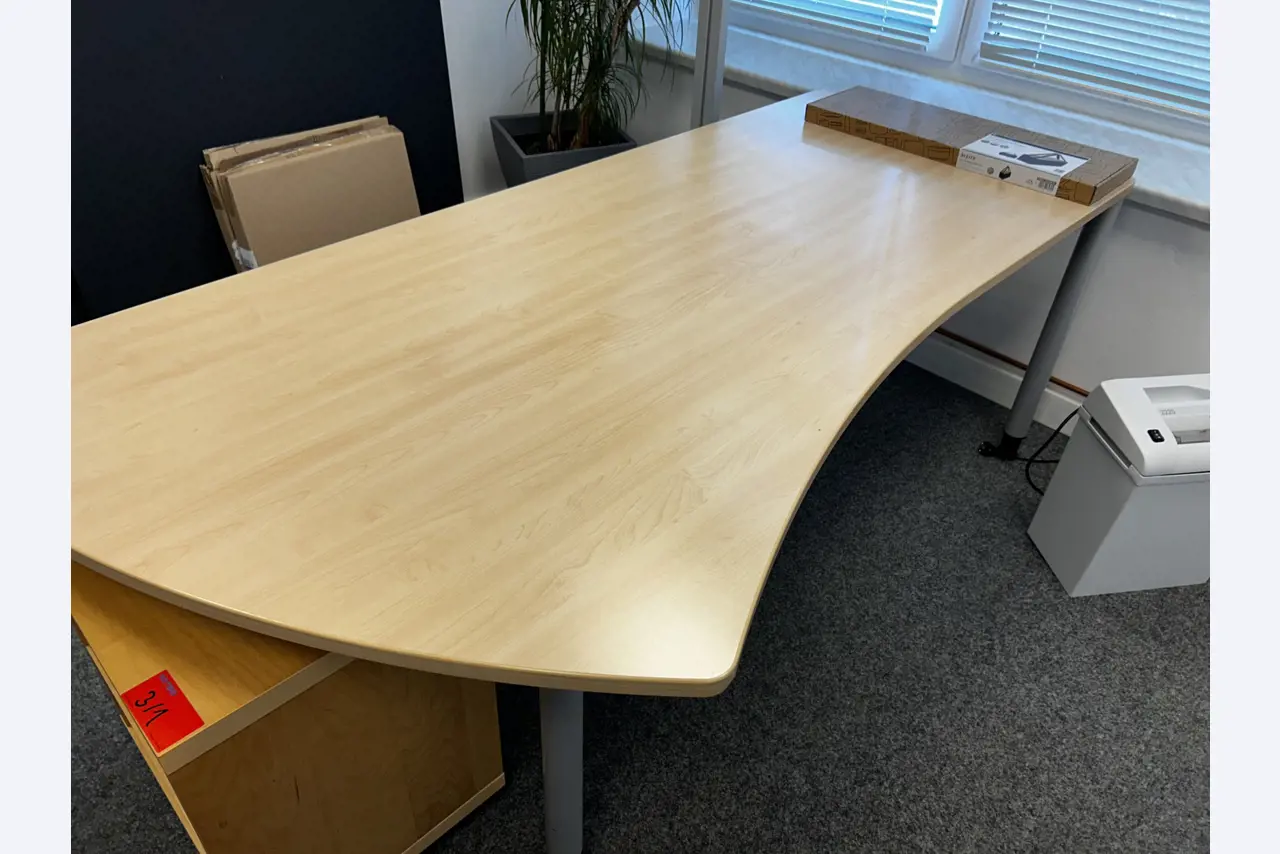 gepflegte, hochwertige Medientechnik sowie Büroausstattung-6