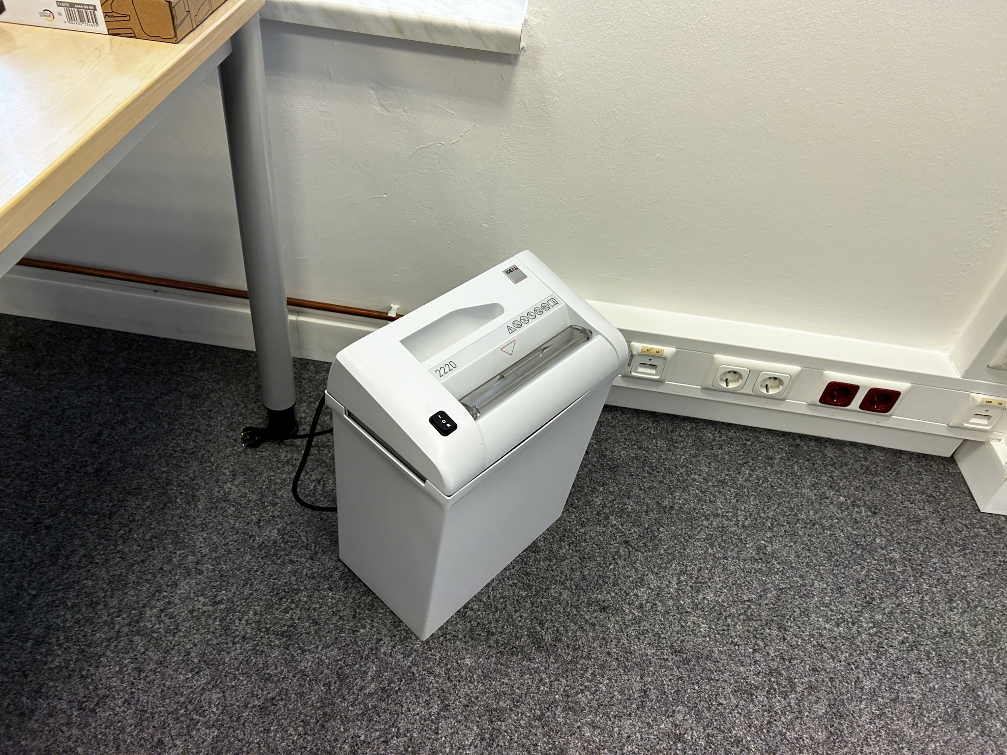 gepflegte, hochwertige Medientechnik sowie Büroausstattung-7