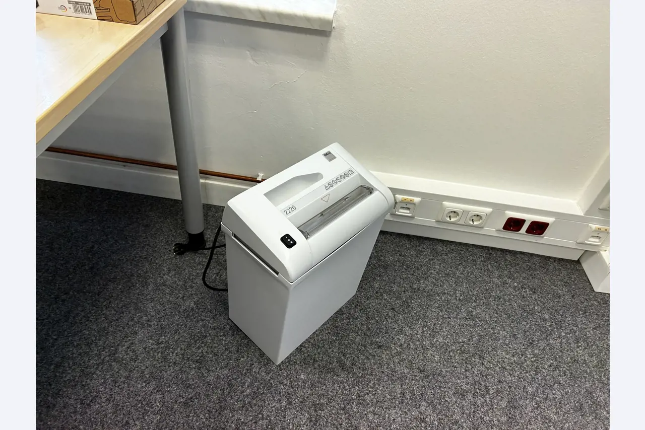 gepflegte, hochwertige Medientechnik sowie Büroausstattung-7