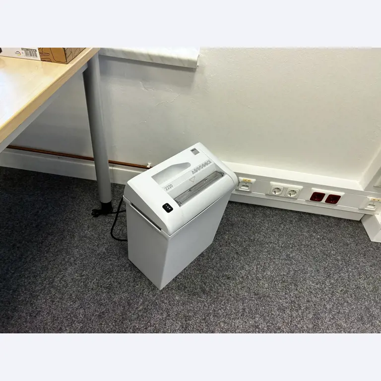 gepflegte, hochwertige Medientechnik sowie Büroausstattung-7