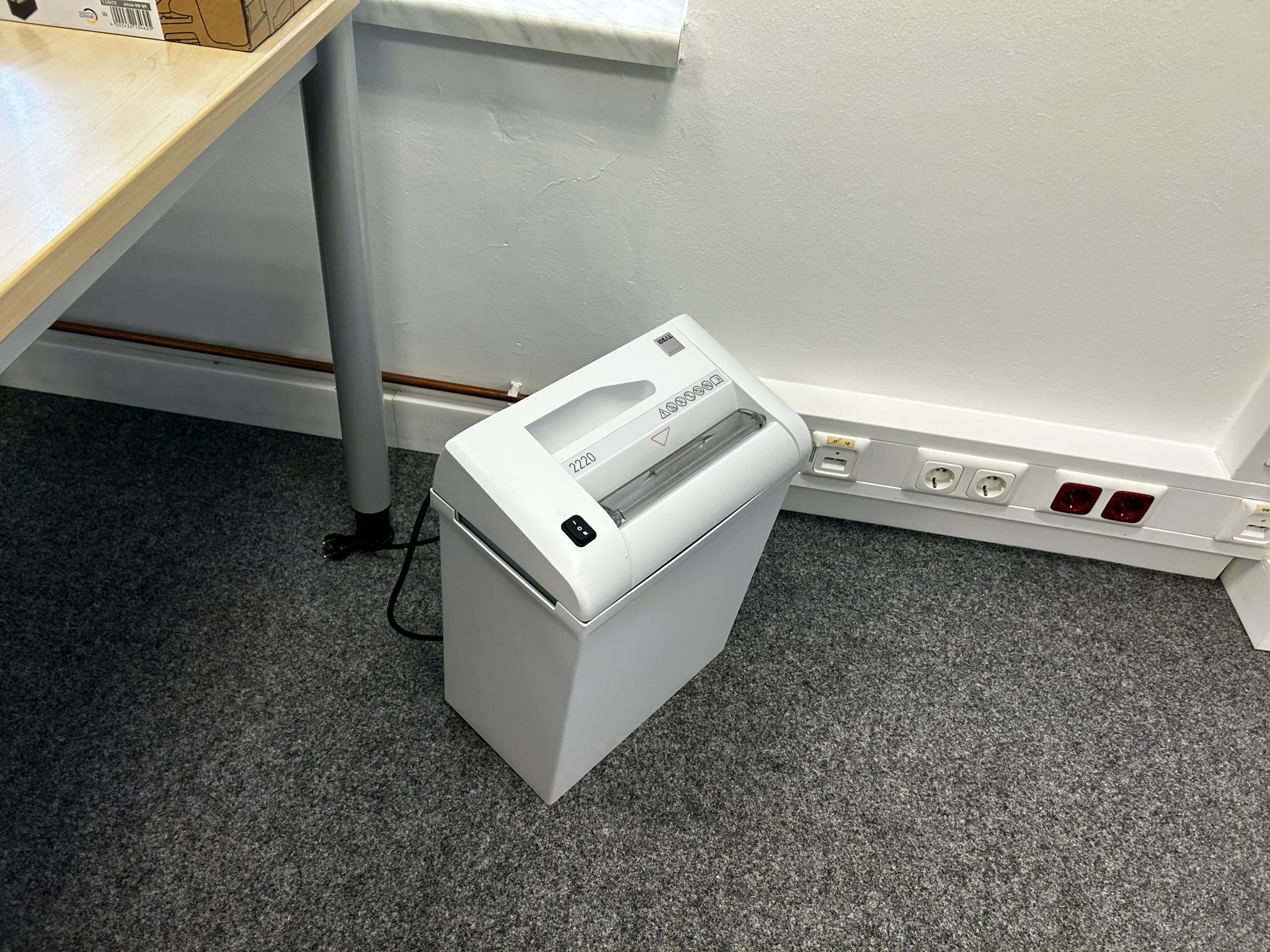 gepflegte, hochwertige Medientechnik sowie Büroausstattung-8