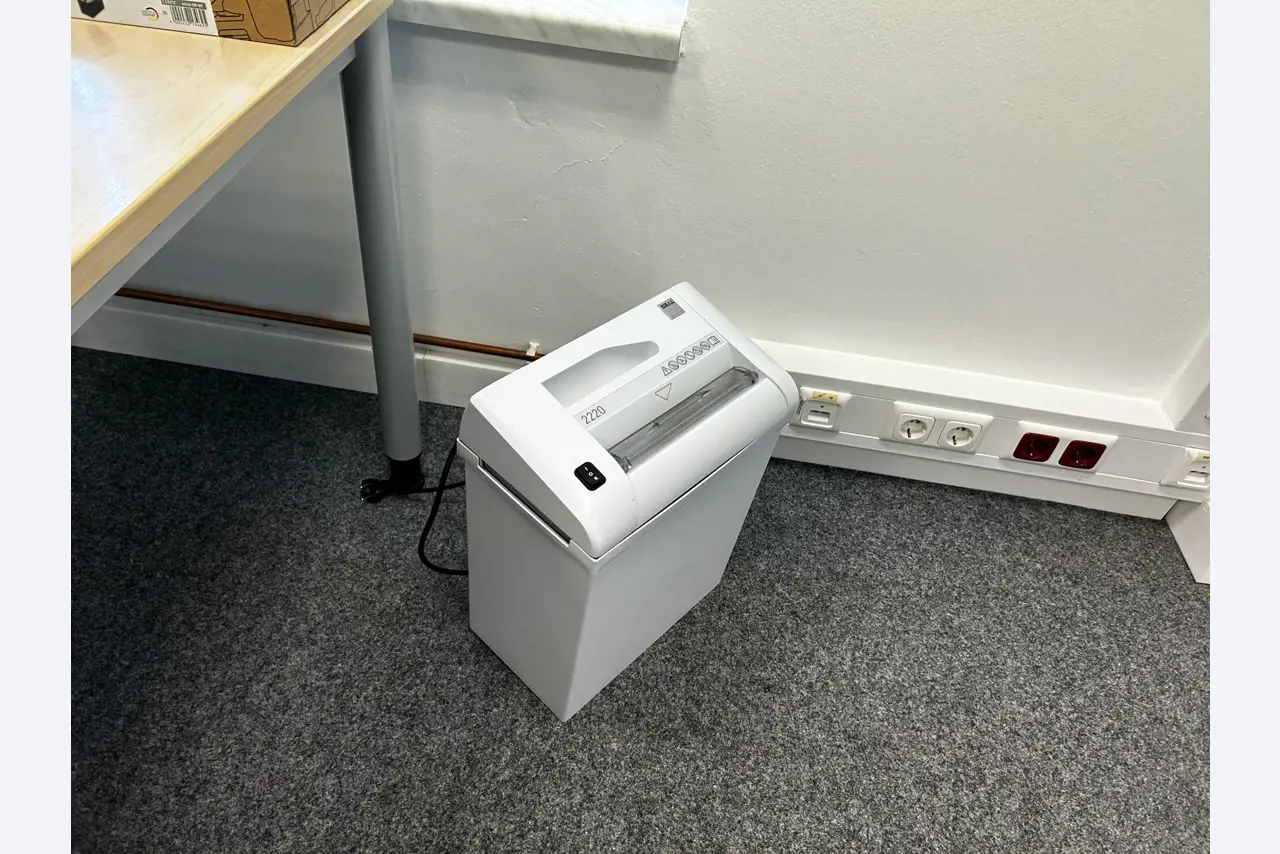 gepflegte, hochwertige Medientechnik sowie Büroausstattung-8