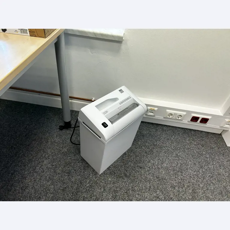 gepflegte, hochwertige Medientechnik sowie Büroausstattung-8