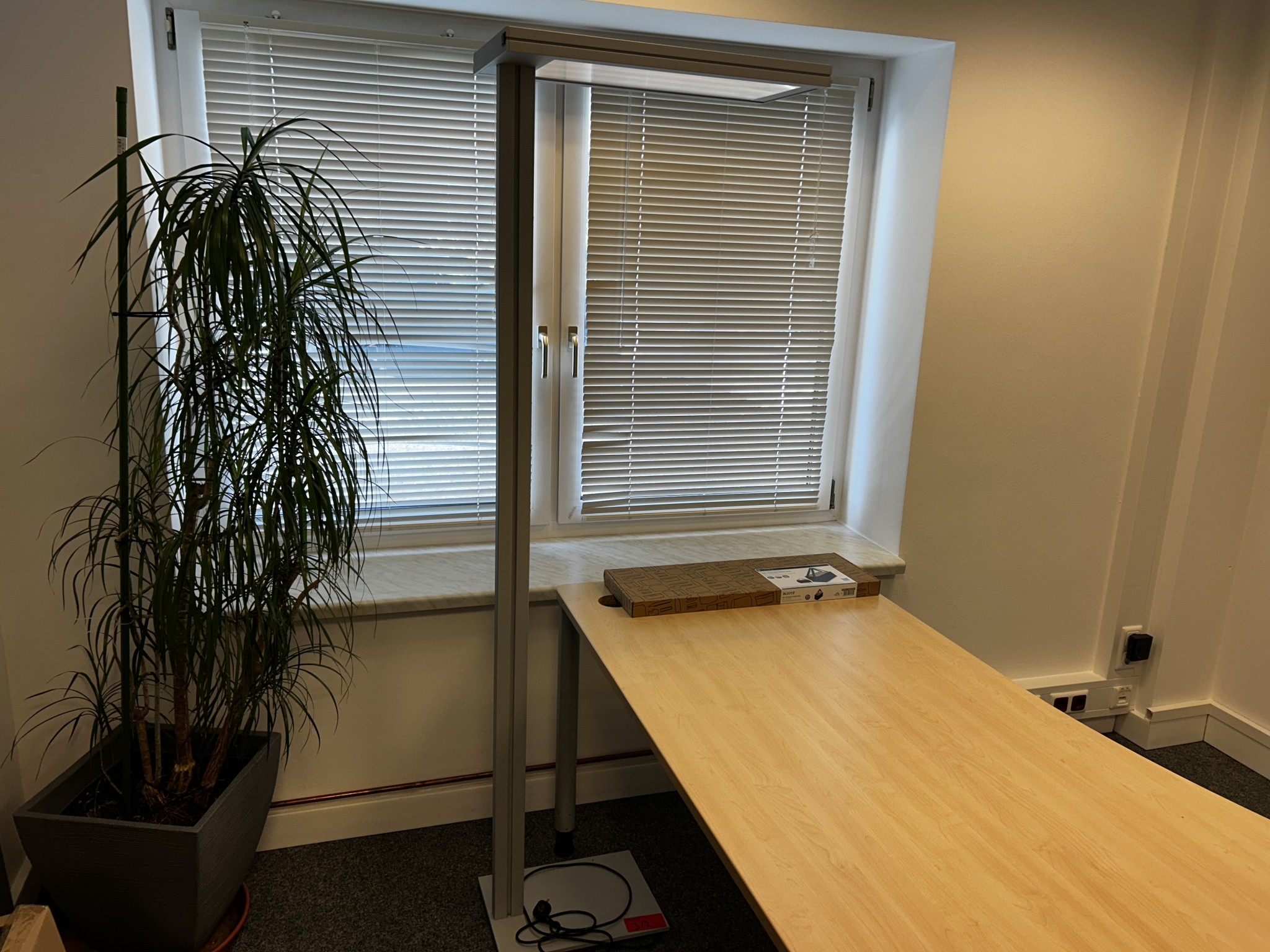 gepflegte, hochwertige Medientechnik sowie Büroausstattung-9