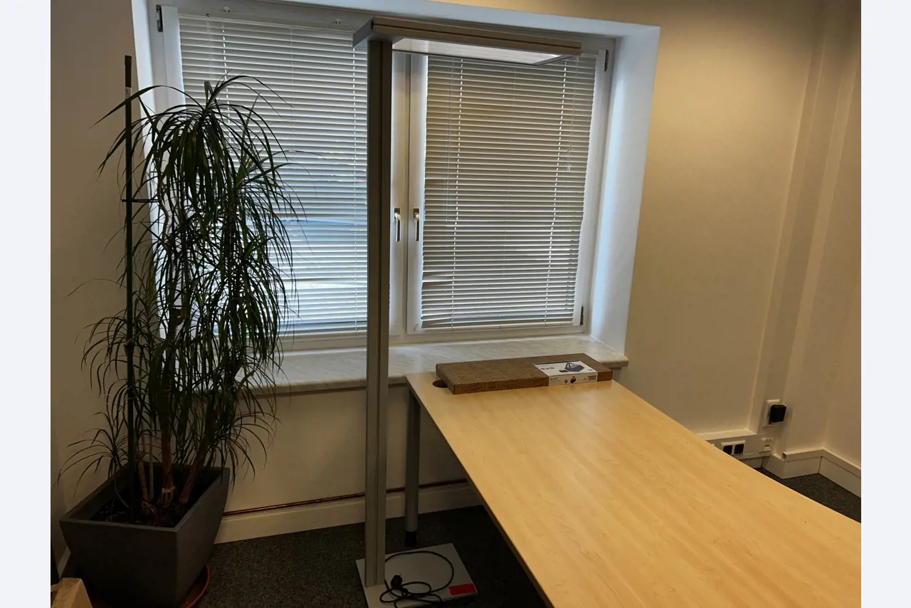 gepflegte, hochwertige Medientechnik sowie Büroausstattung-9