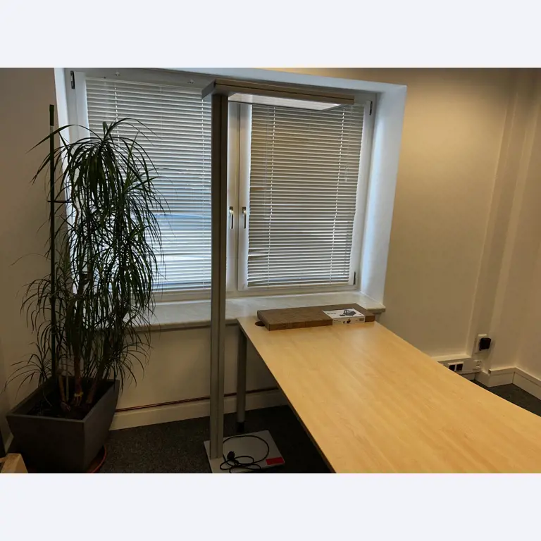 gepflegte, hochwertige Medientechnik sowie Büroausstattung-9