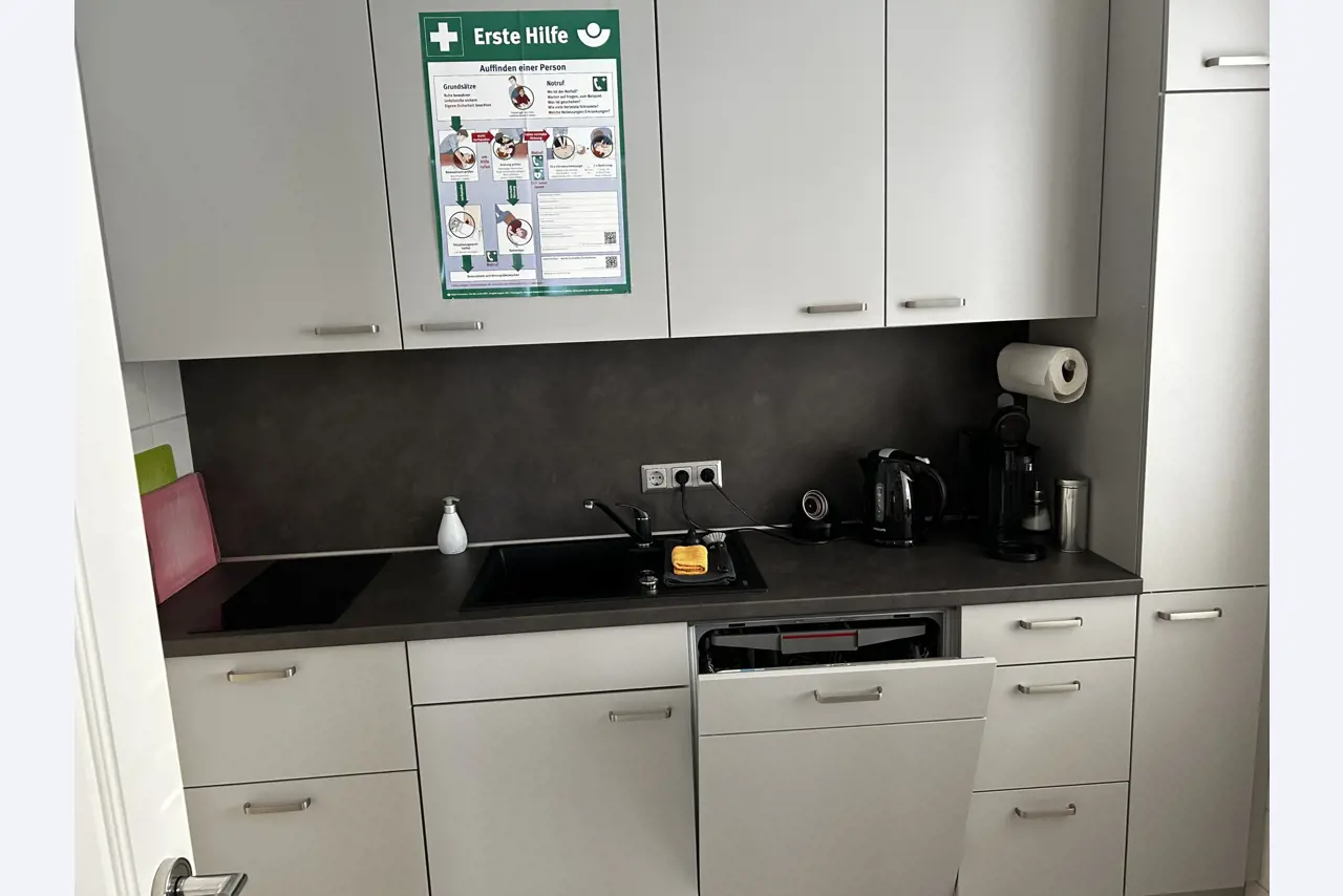 gepflegte, hochwertige Medientechnik sowie Büroausstattung-1