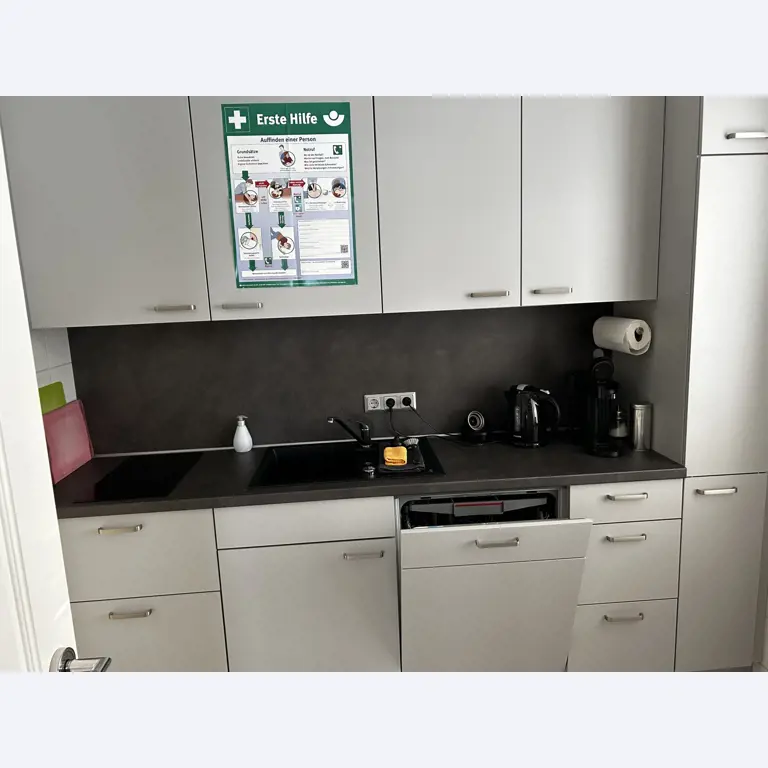 gepflegte, hochwertige Medientechnik sowie Büroausstattung-1