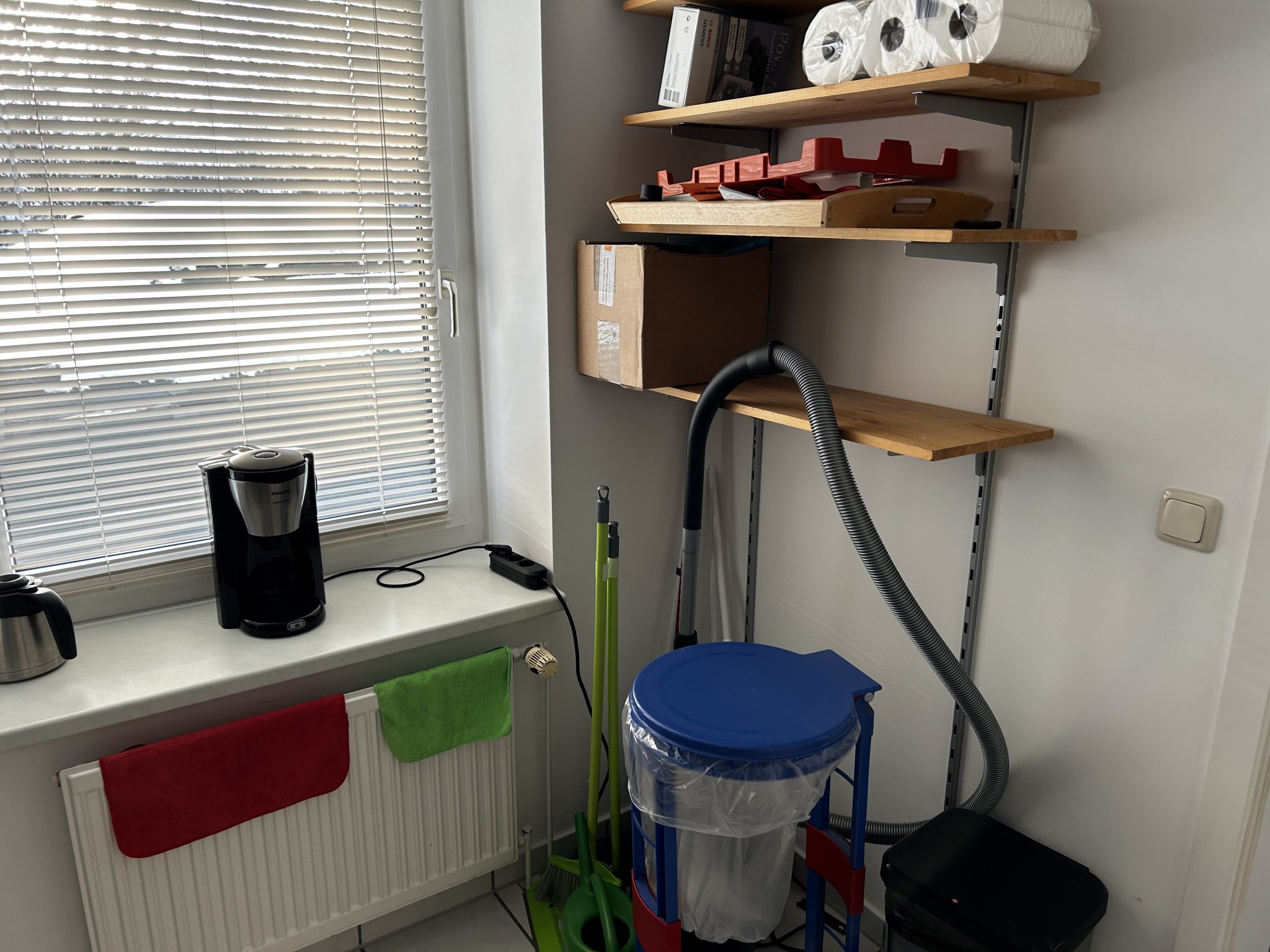 gepflegte, hochwertige Medientechnik sowie Büroausstattung-2