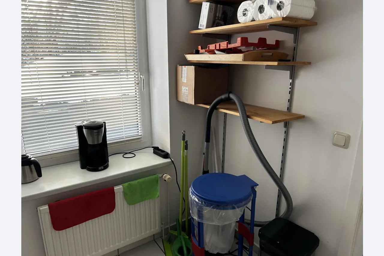 gepflegte, hochwertige Medientechnik sowie Büroausstattung-2