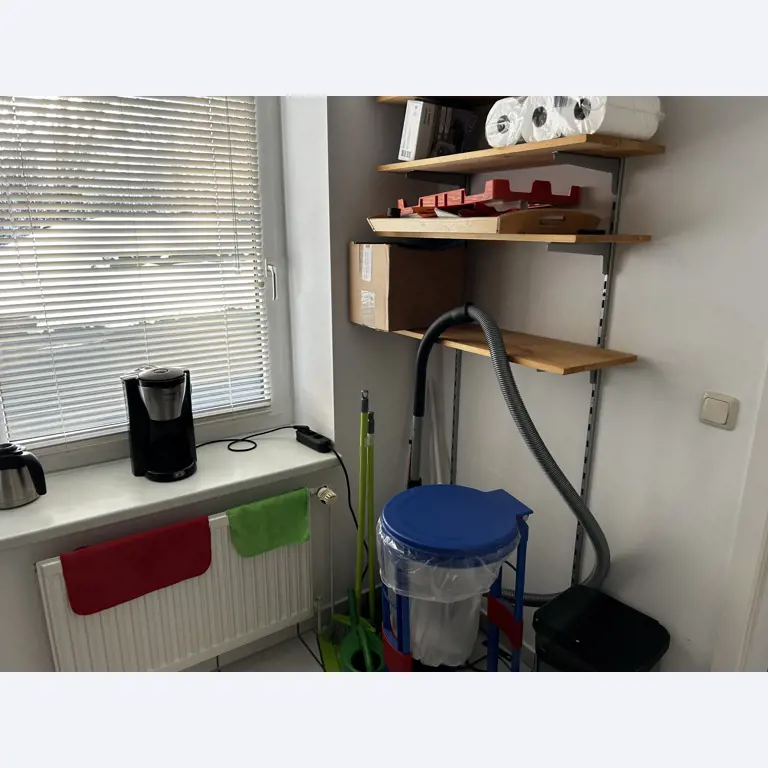 gepflegte, hochwertige Medientechnik sowie Büroausstattung-2